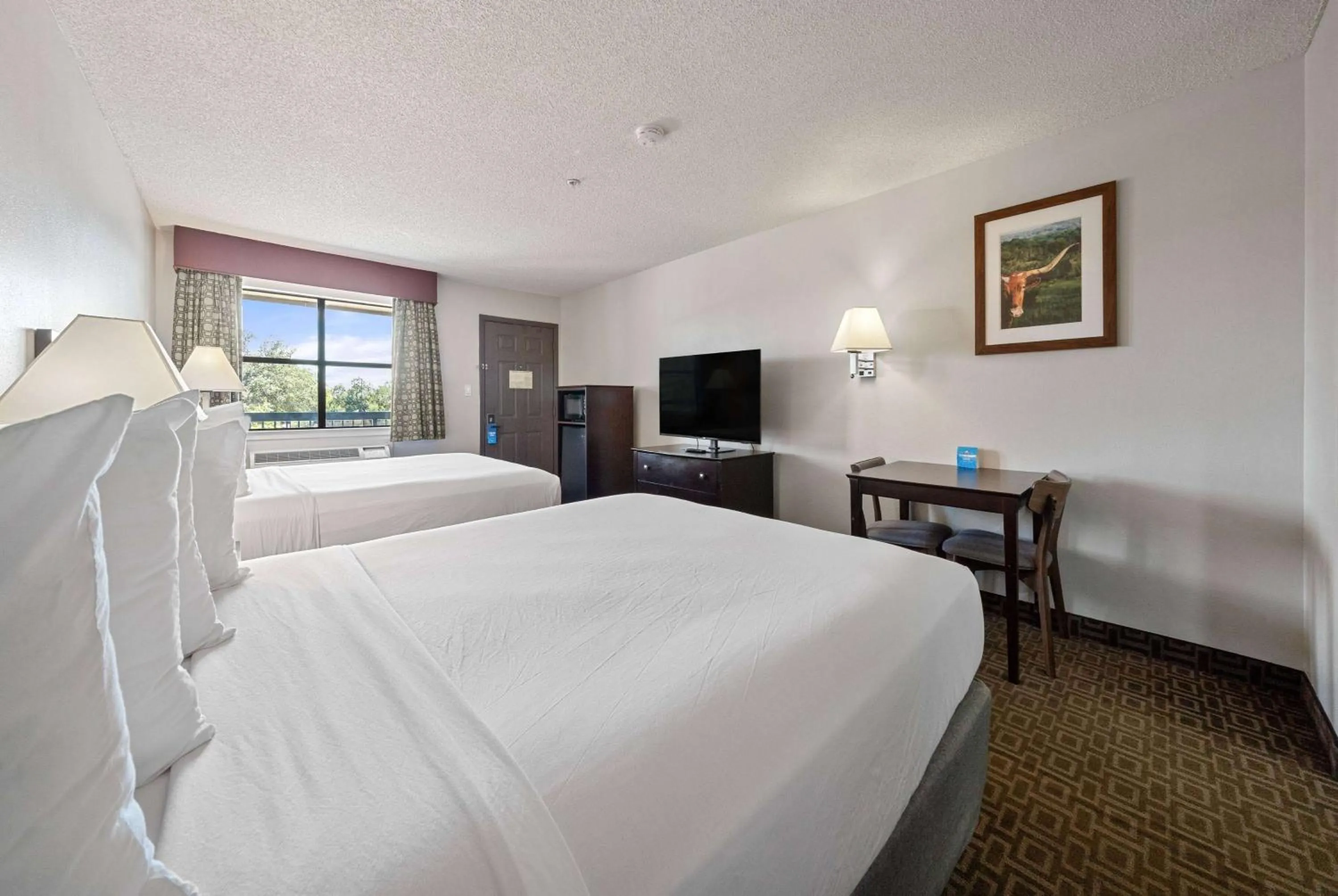 Photo of the whole room, Bed in Days Inn by Wyndham Round Rock