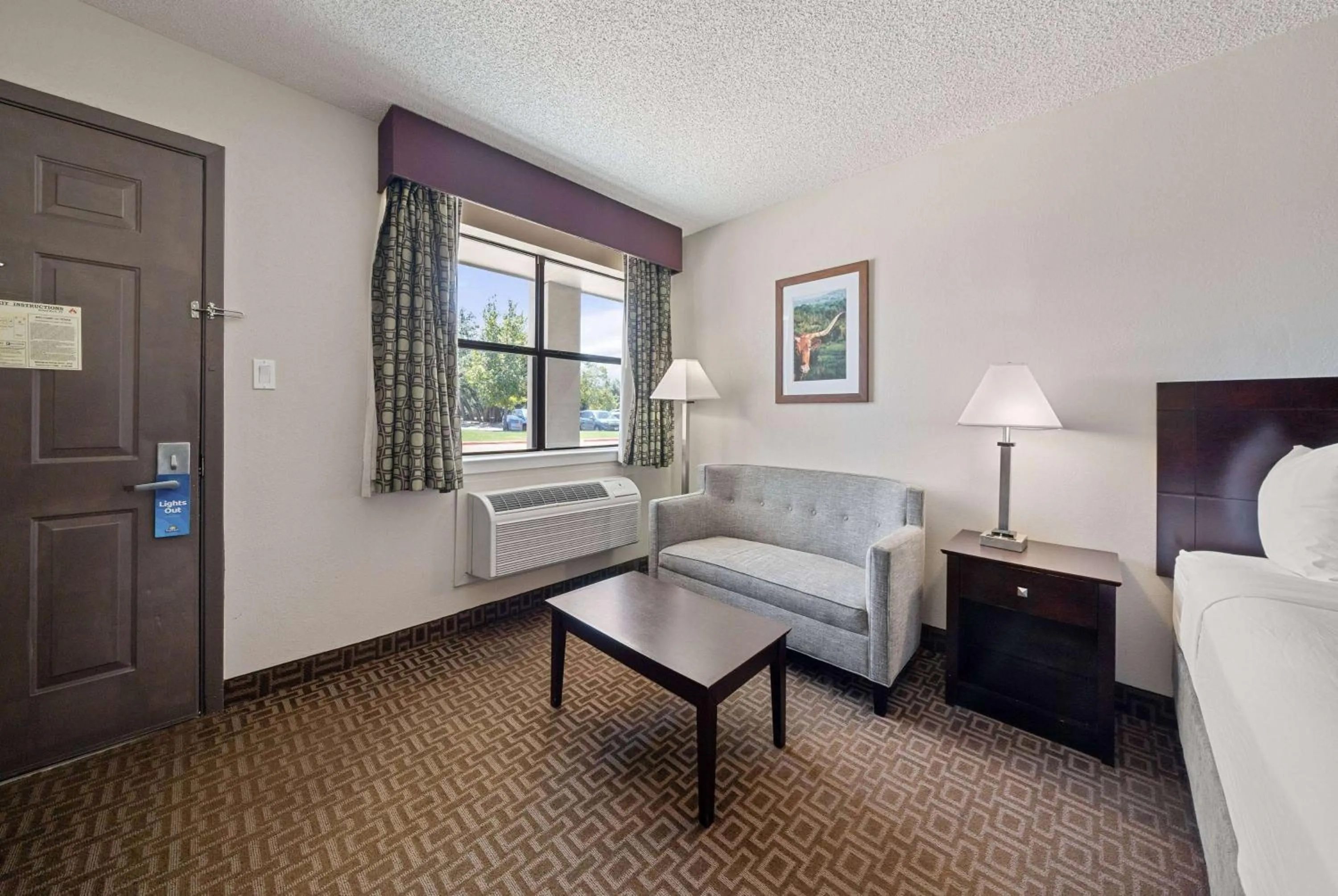Photo of the whole room, Bed in Days Inn by Wyndham Round Rock
