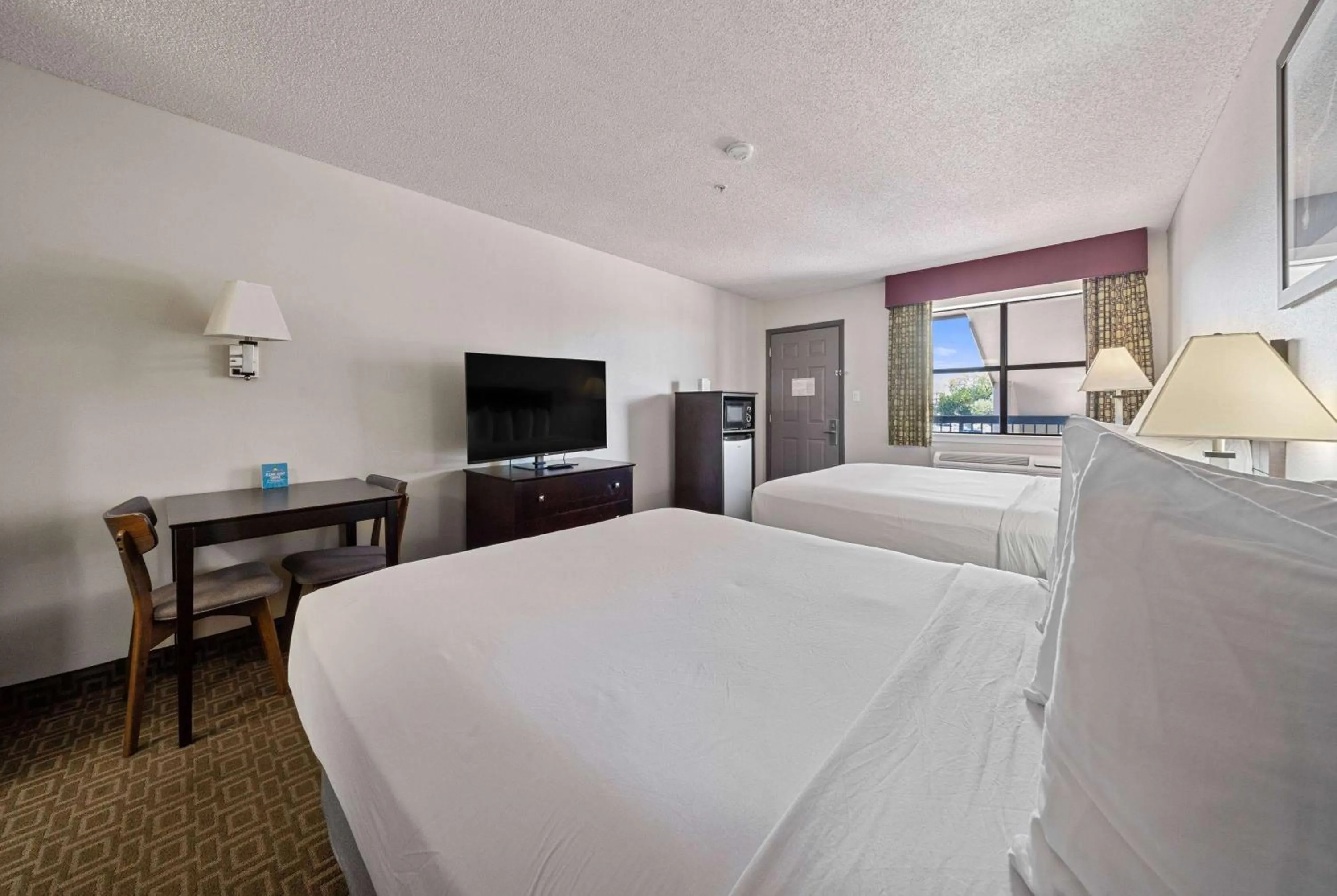 Photo of the whole room, Bed in Days Inn by Wyndham Round Rock