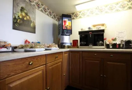 Continental breakfast, Kitchen/Kitchenette in Americas Best Value Inn Macomb