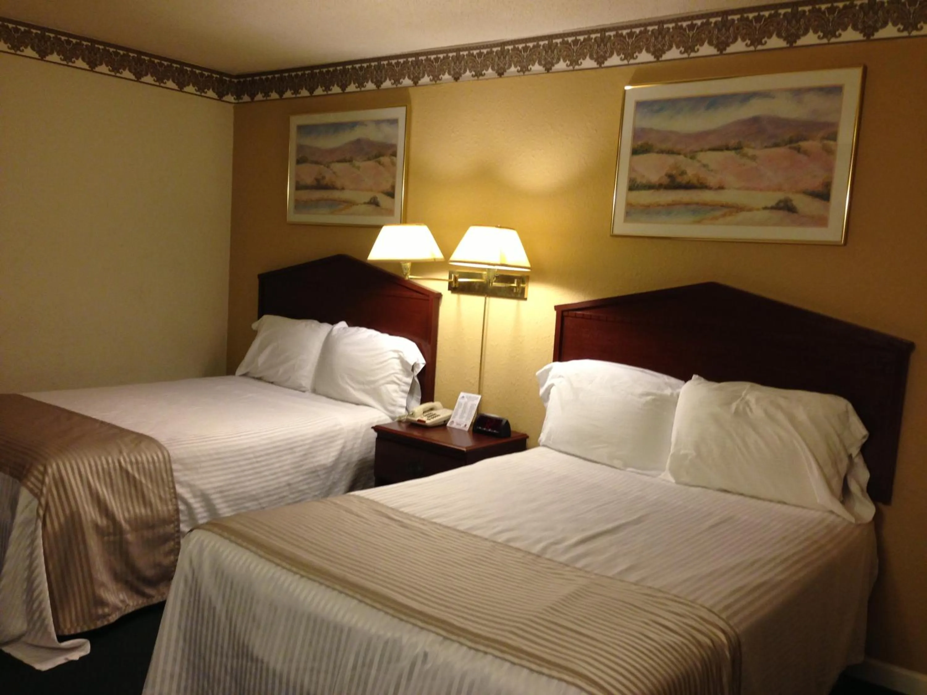 Bed in Americas Best Value Inn Macomb