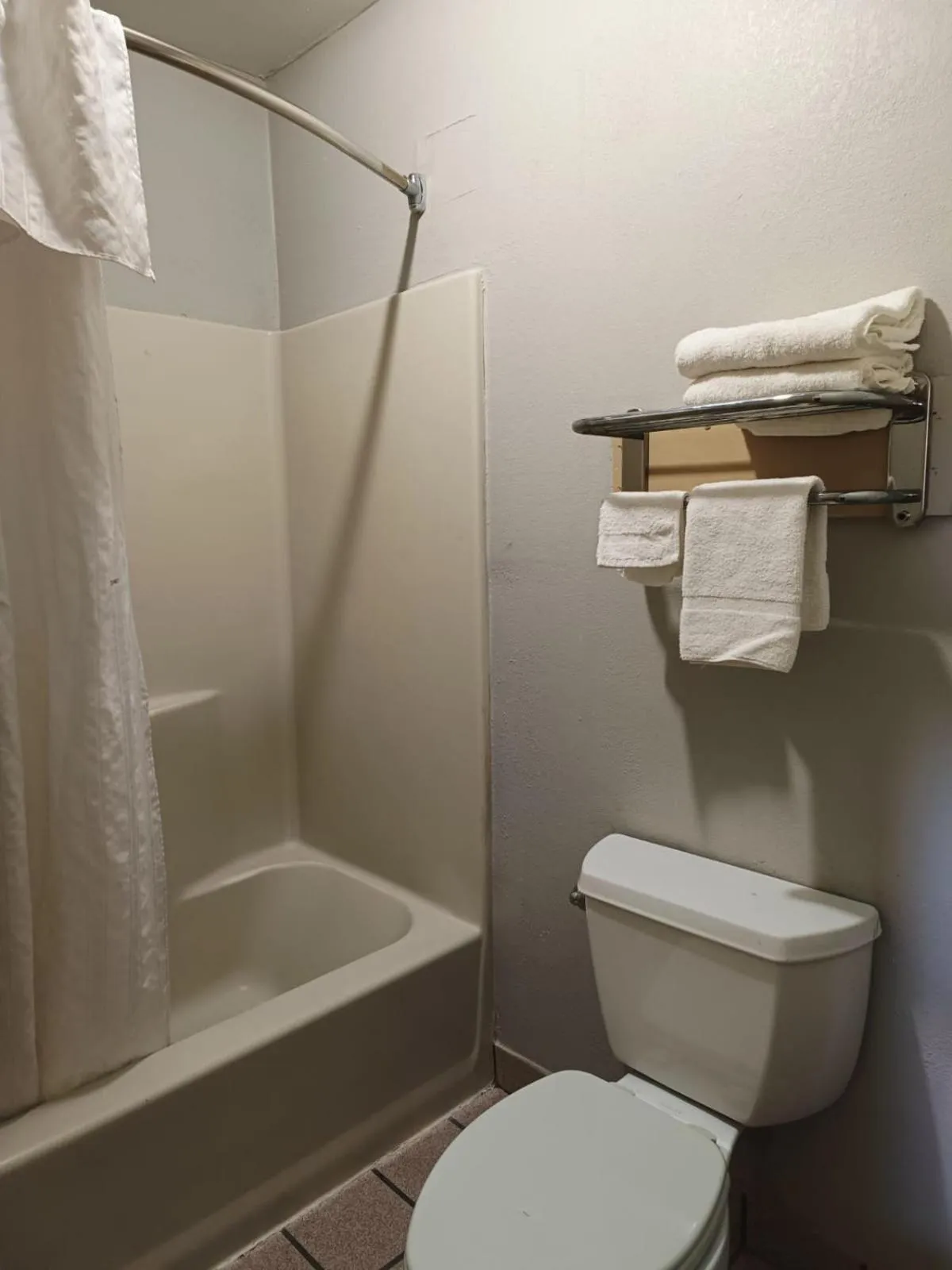 Bathroom in Executive Inn by OYO Kilgore North