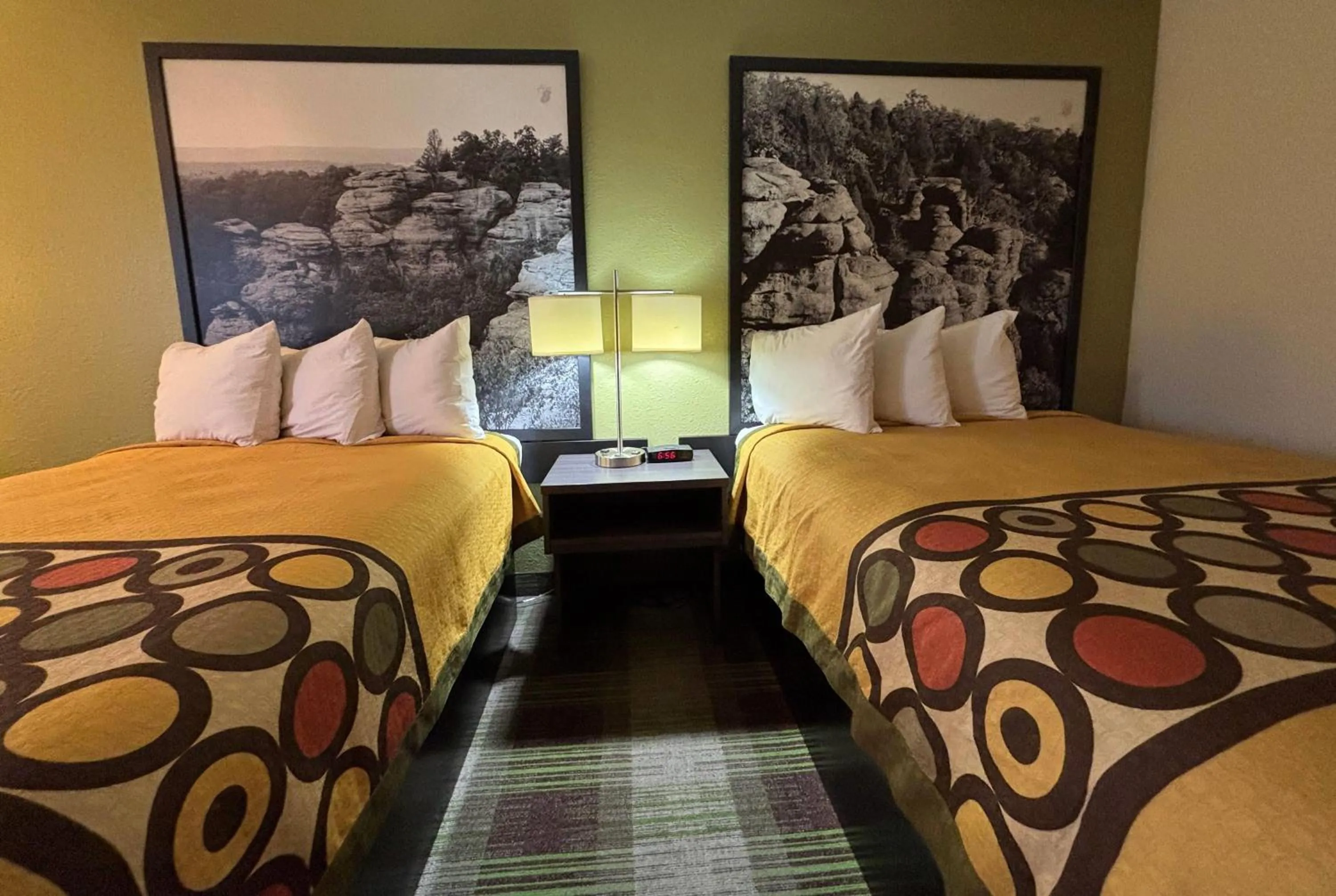 Photo of the whole room, Bed in Super 8 by Wyndham Metropolis