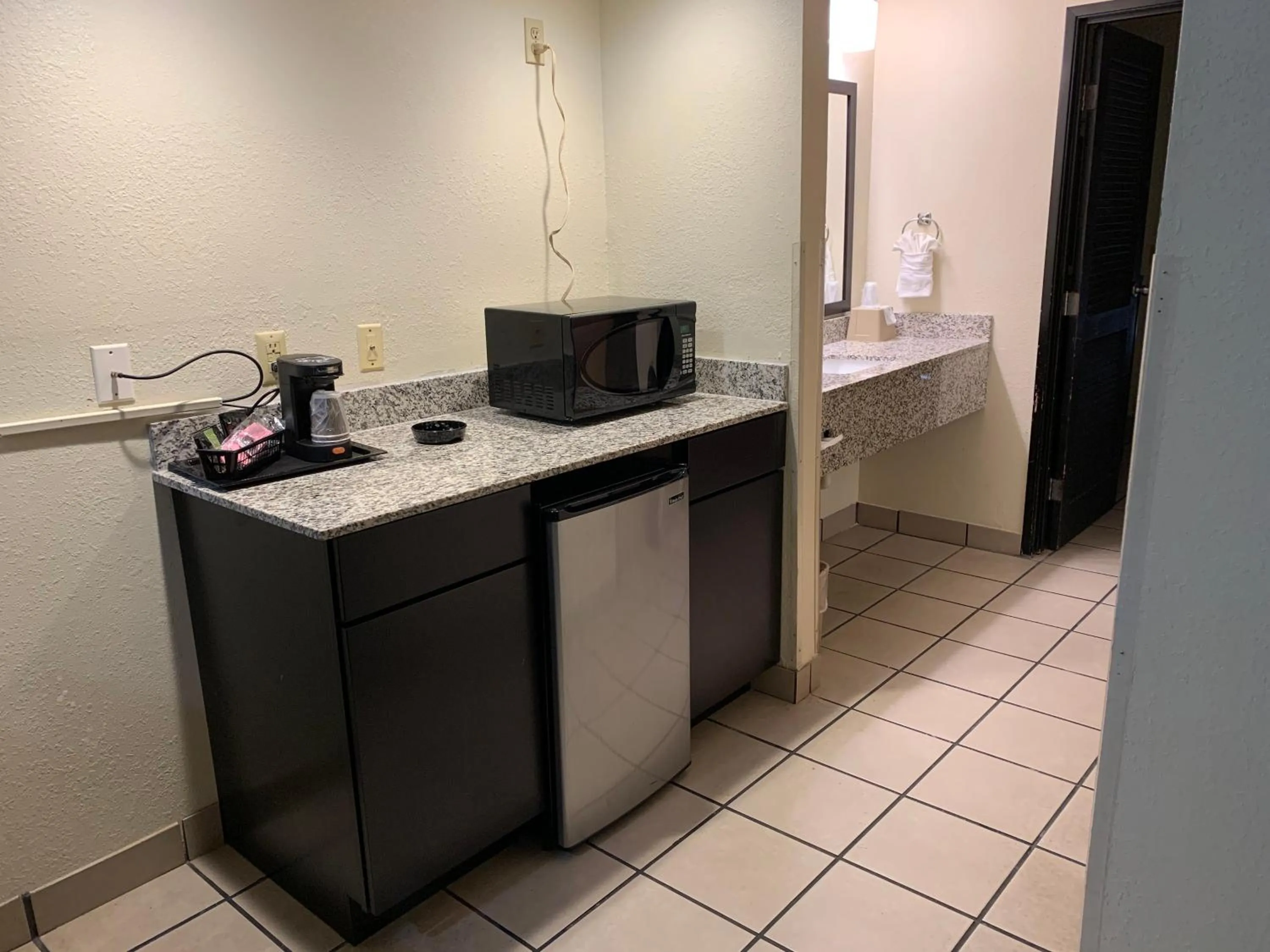 Coffee/tea facilities in Super 8 by Wyndham Metropolis