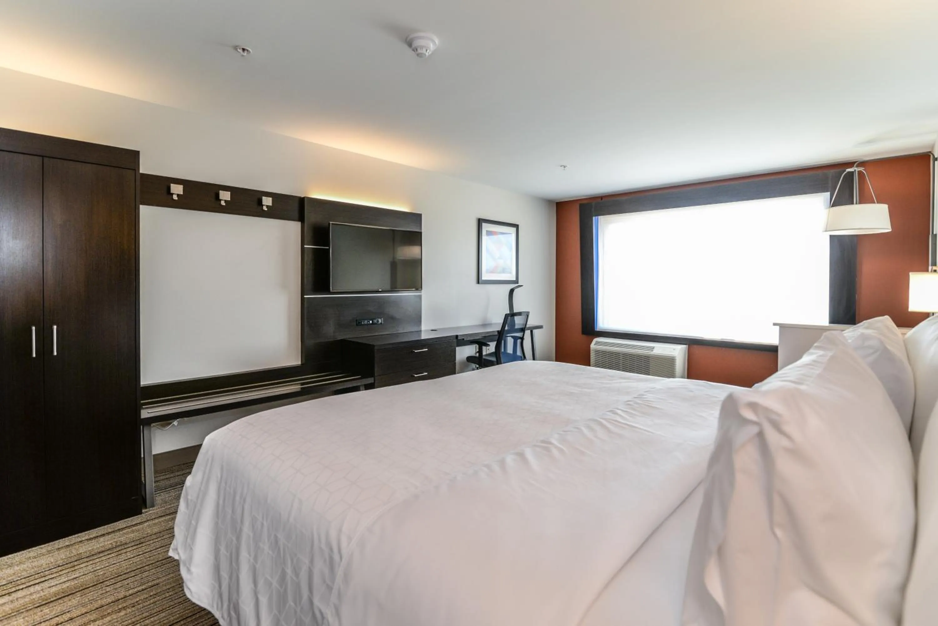 Bed in Holiday Inn Express & Suites Allen Park by IHG