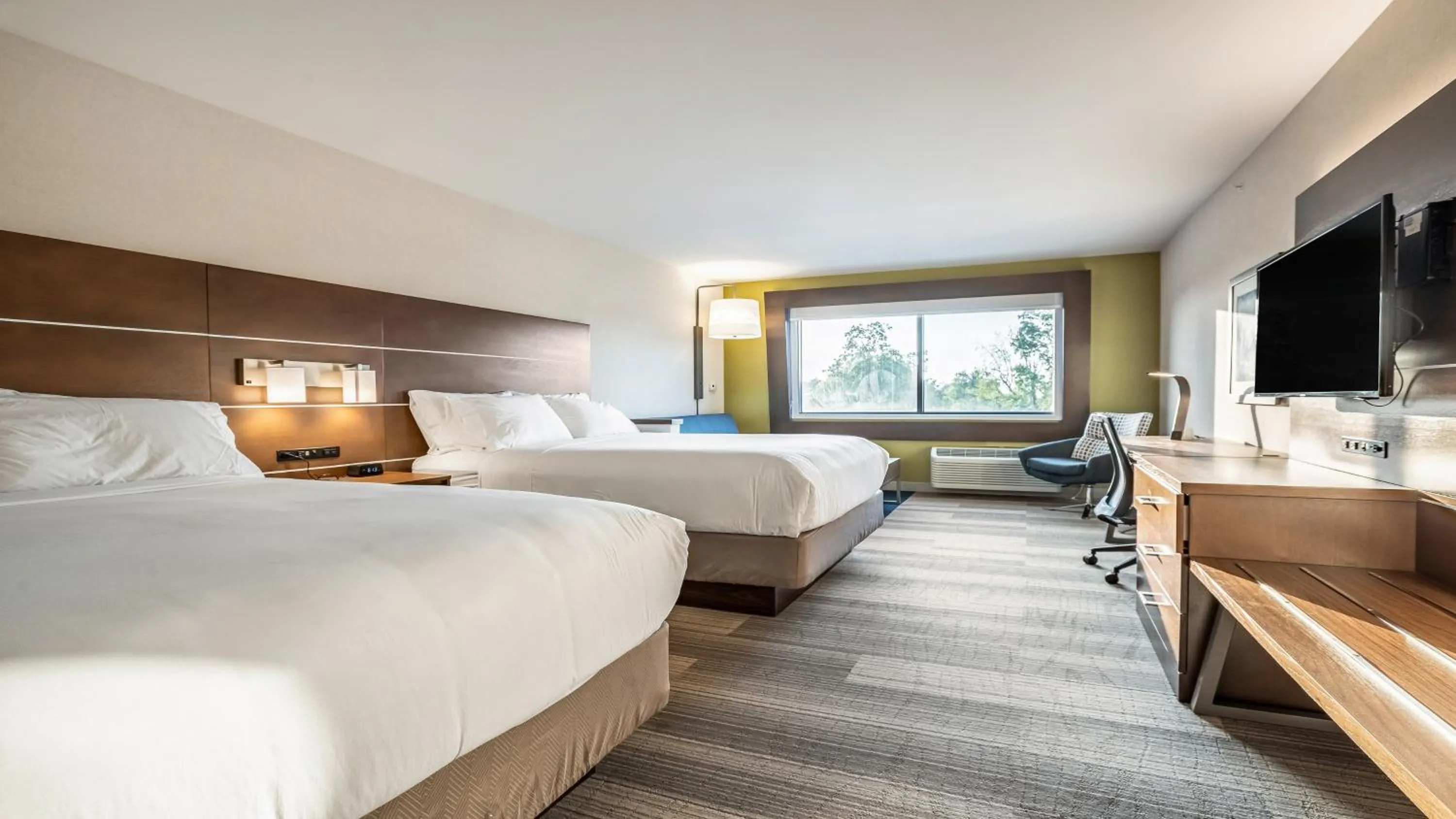 Photo of the whole room, Bed in Holiday Inn Express & Suites Platteville by IHG