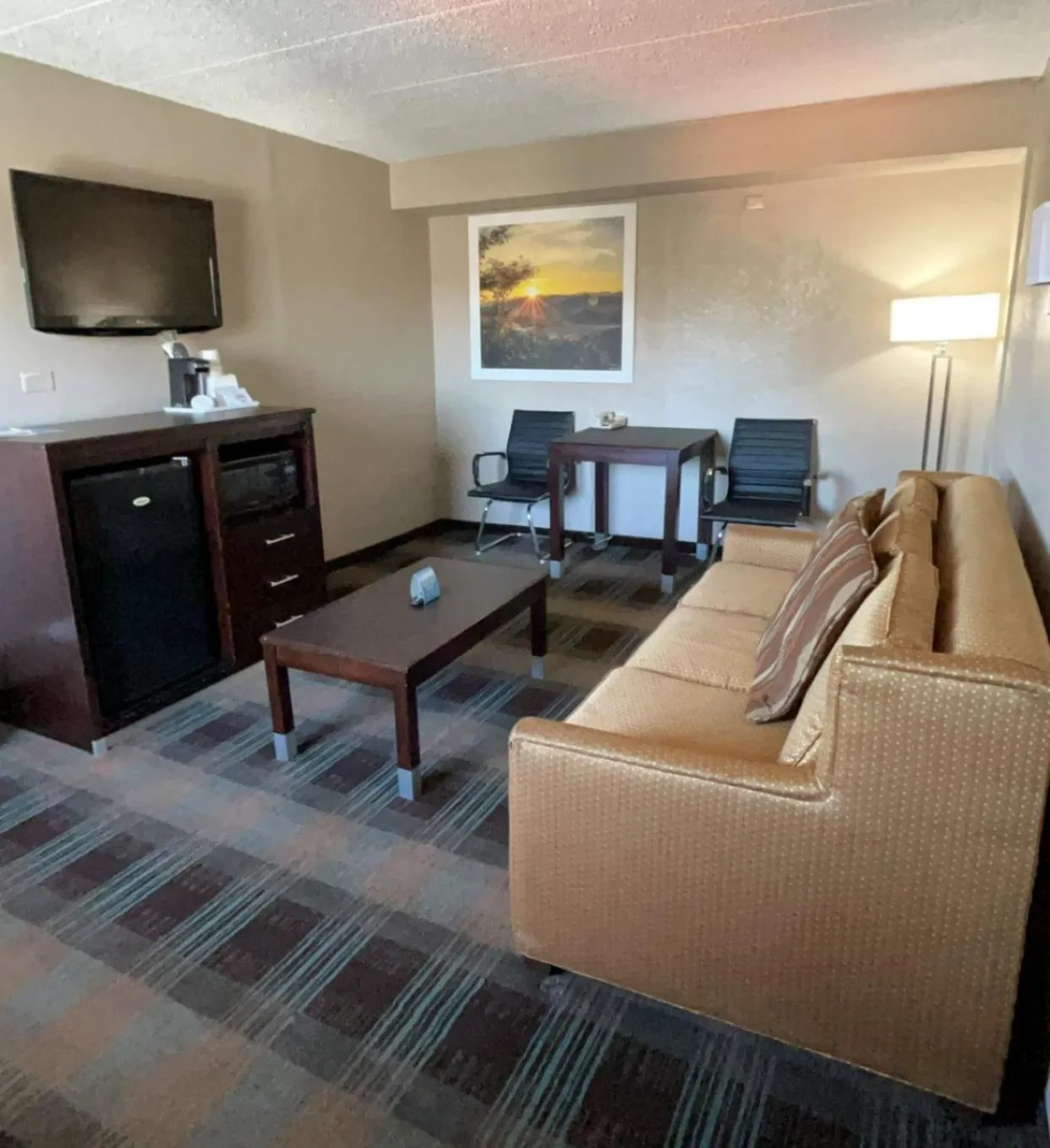 TV and multimedia in Days Inn & Suites by Wyndham Springfield on I-44