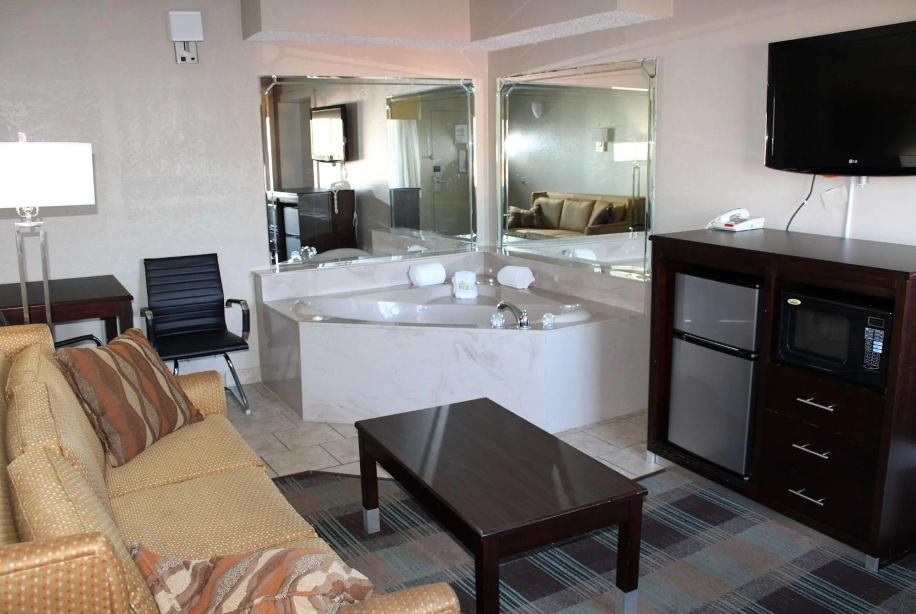 Photo of the whole room, Bed in Days Inn & Suites by Wyndham Springfield on I-44