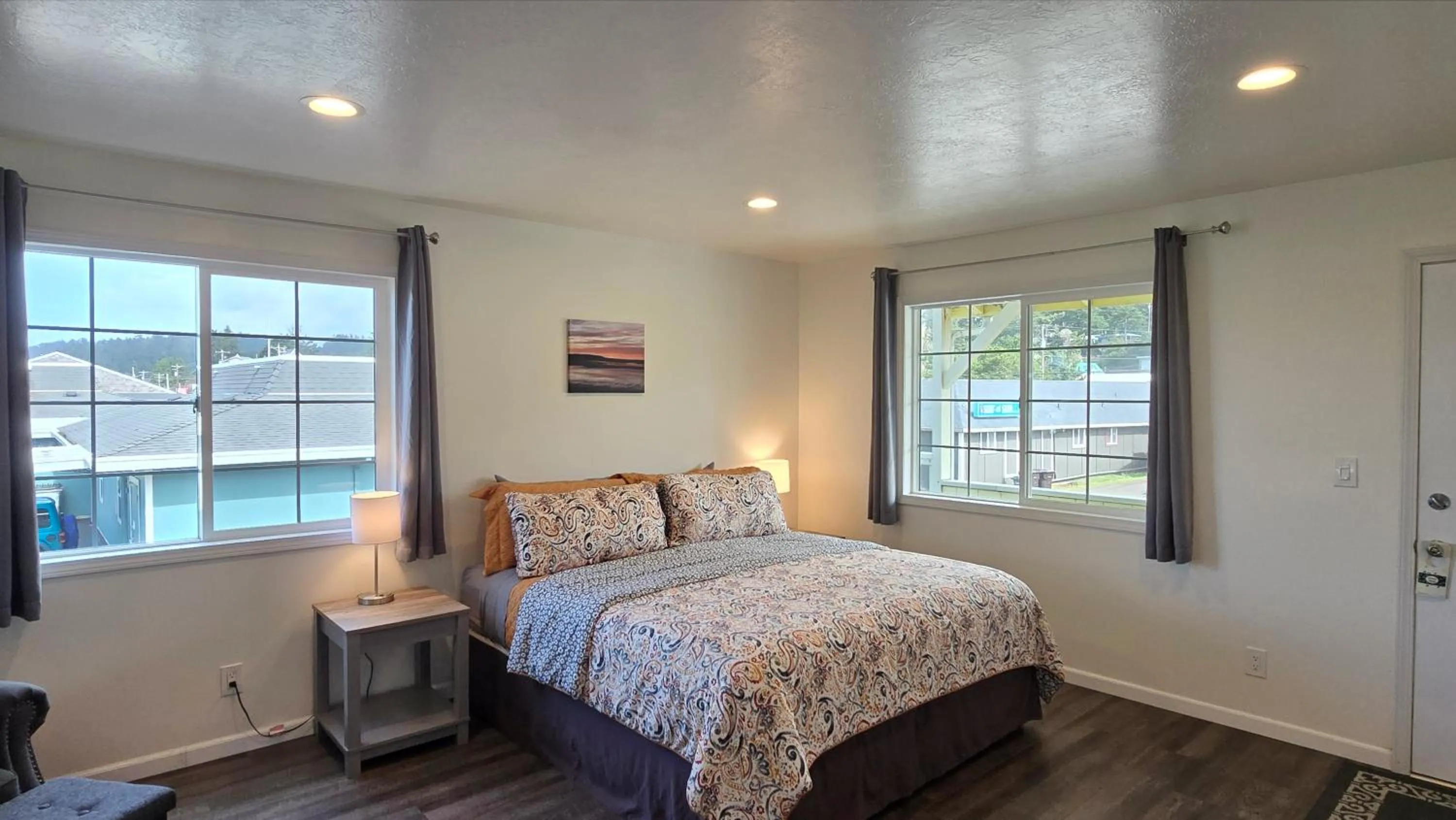 Bed in Pacific City Inn