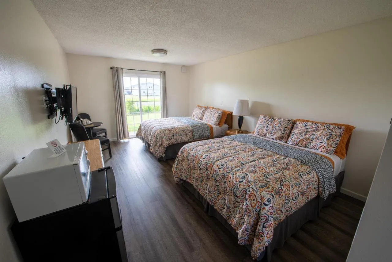 Patio, Bed in Pacific City Inn