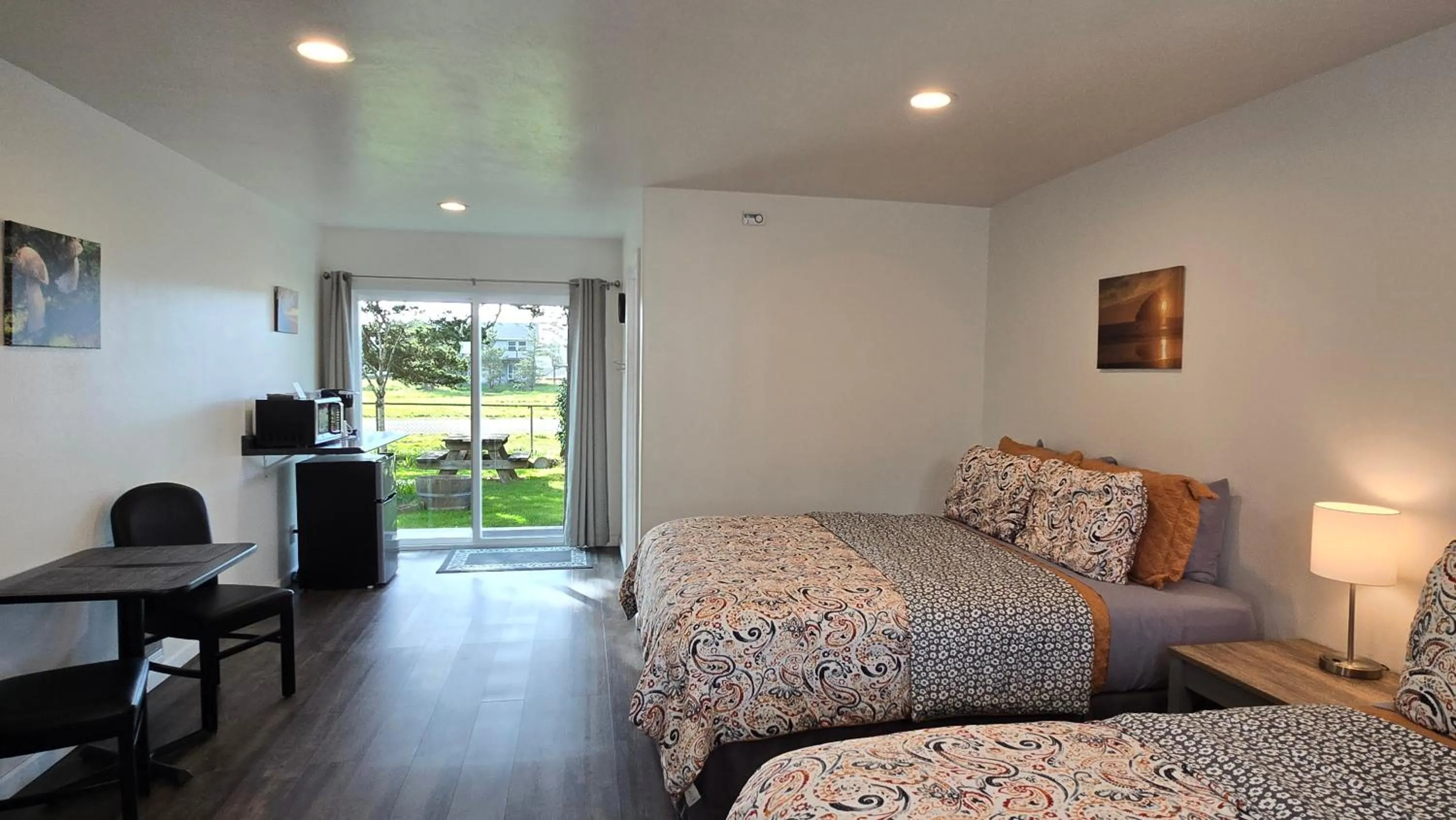 Bed in Pacific City Inn