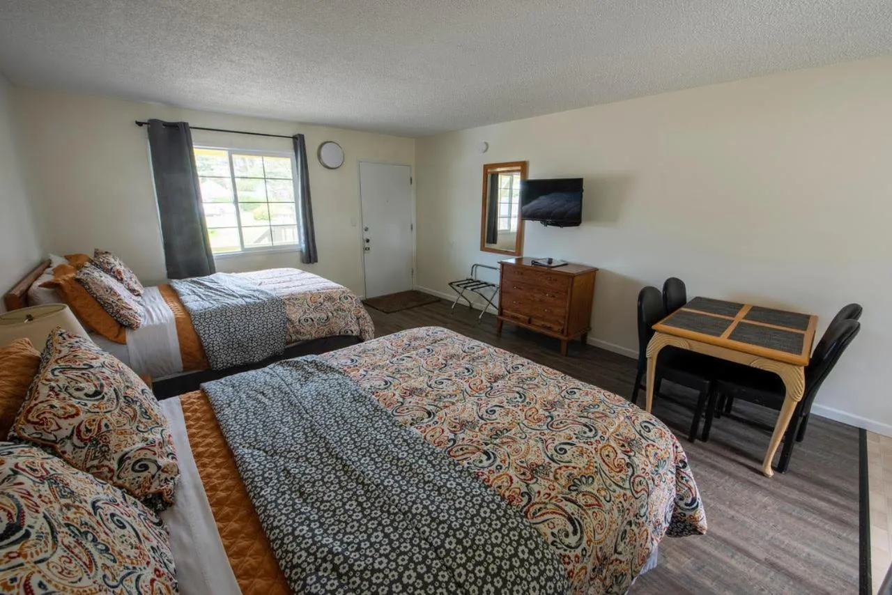 View (from property/room), Bed in Pacific City Inn