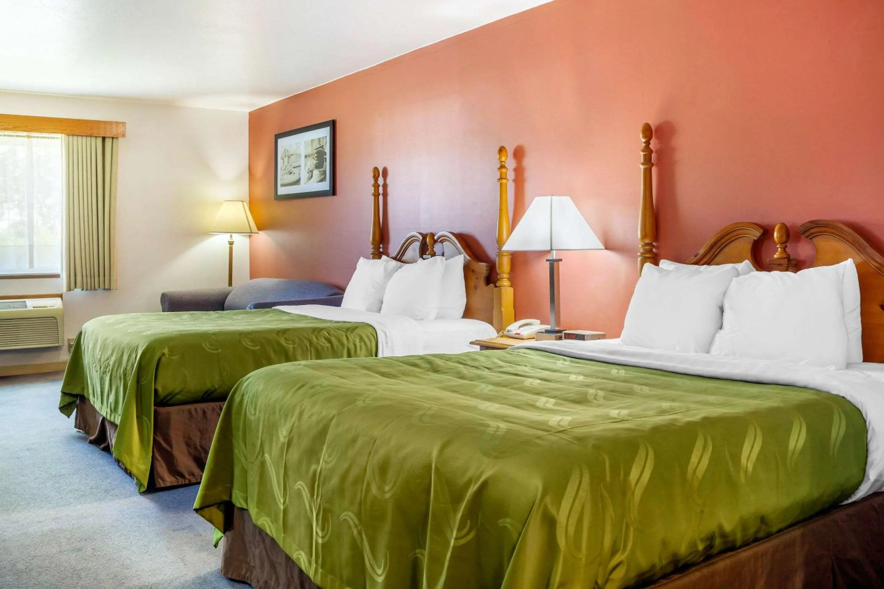 Photo of the whole room, Bed in Quality Inn & Suites Prairie Du Chien