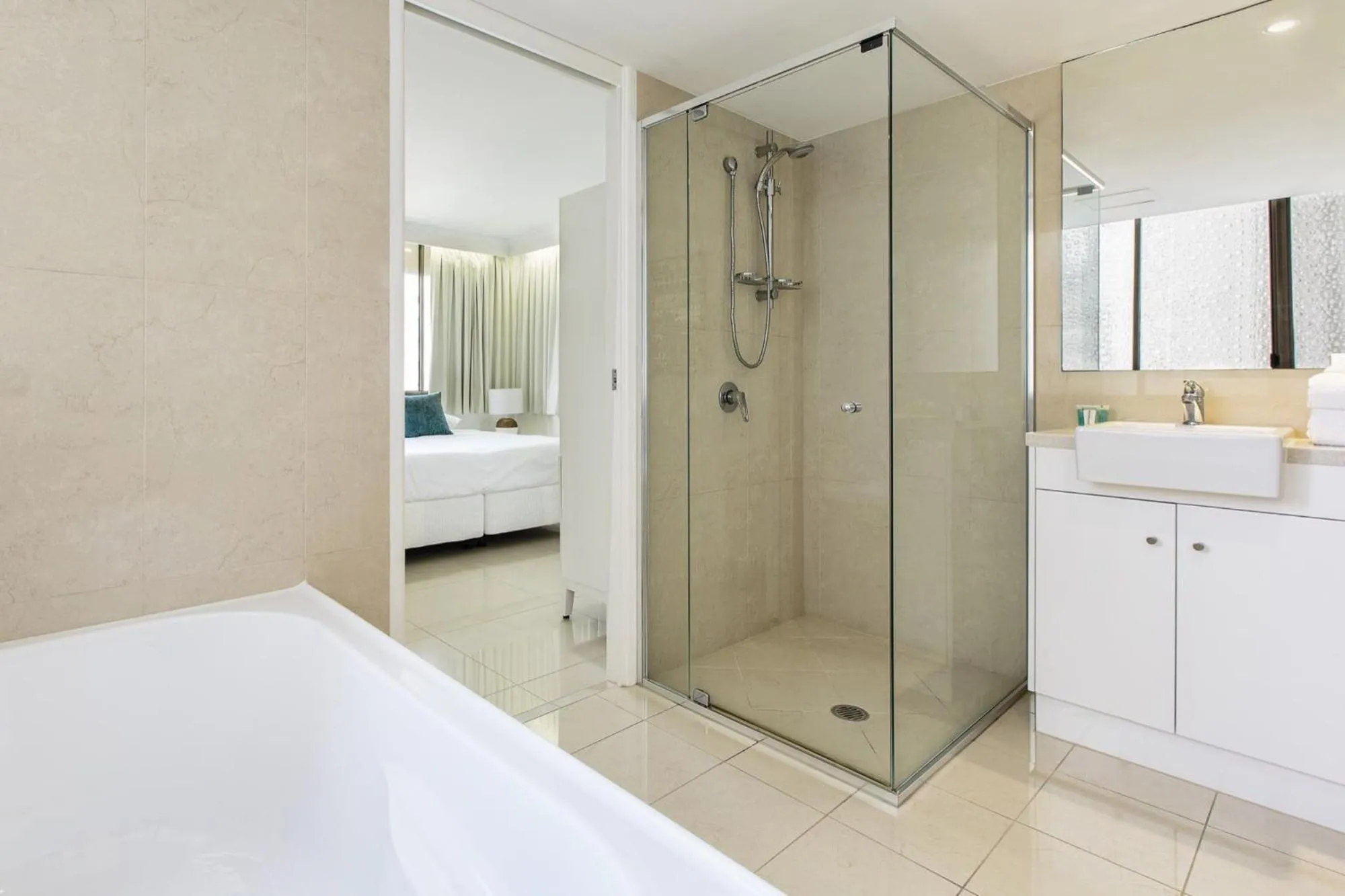 Shower, Bed in Dorchester On The Beach