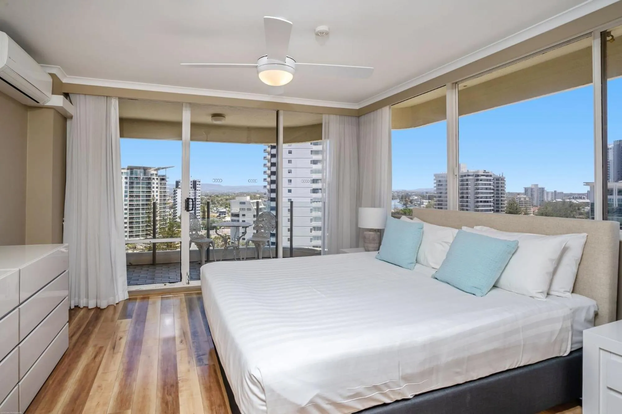 Bed in Dorchester On The Beach