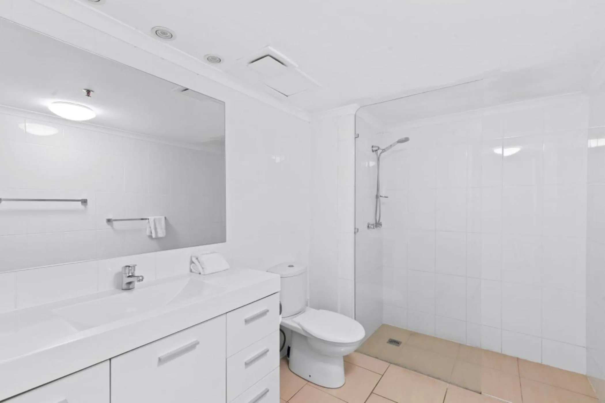 Shower in Aegean Apartments Surfers Paradise