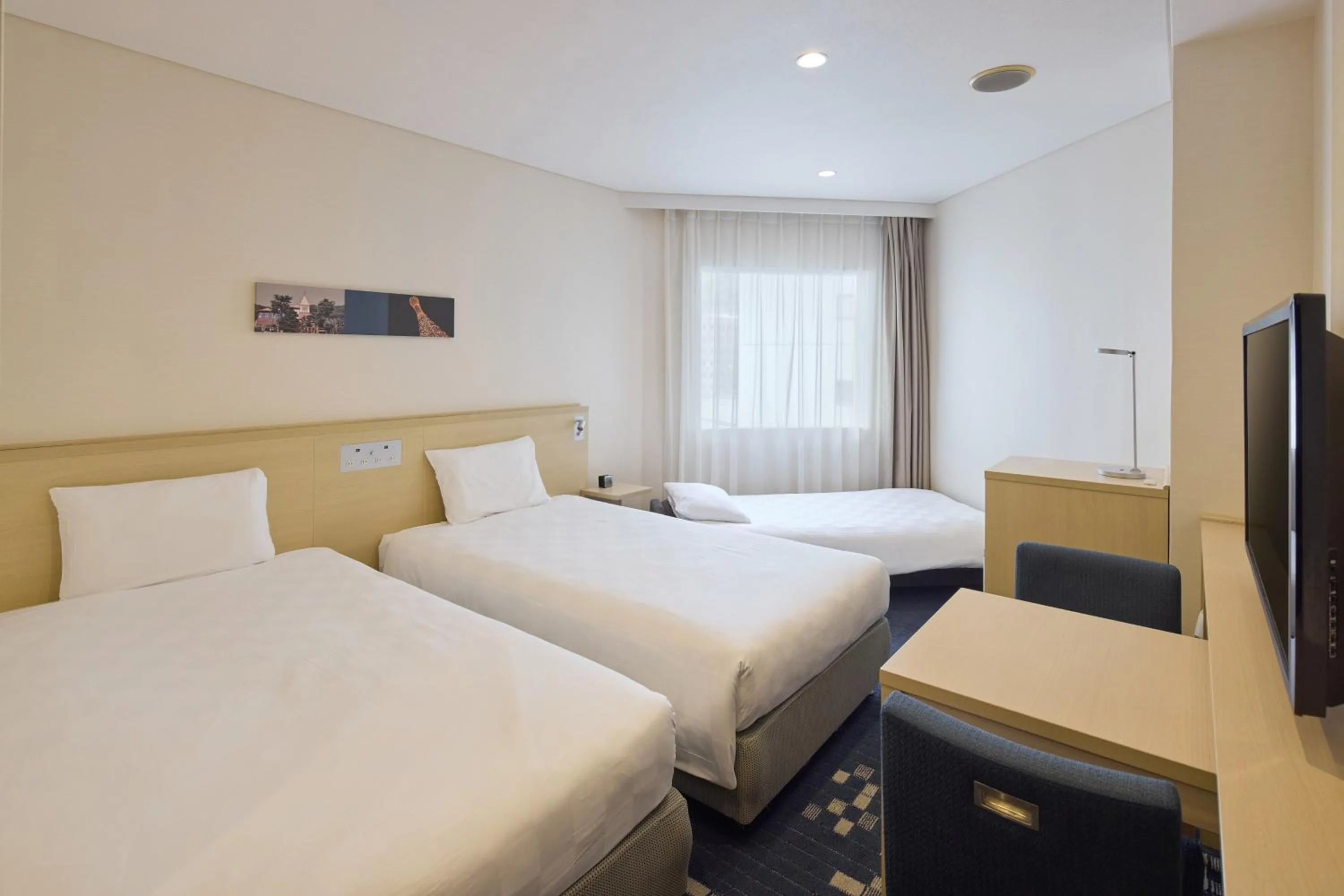 Photo of the whole room, Bed in Kobe Sannomiya Tokyu REI Hotel