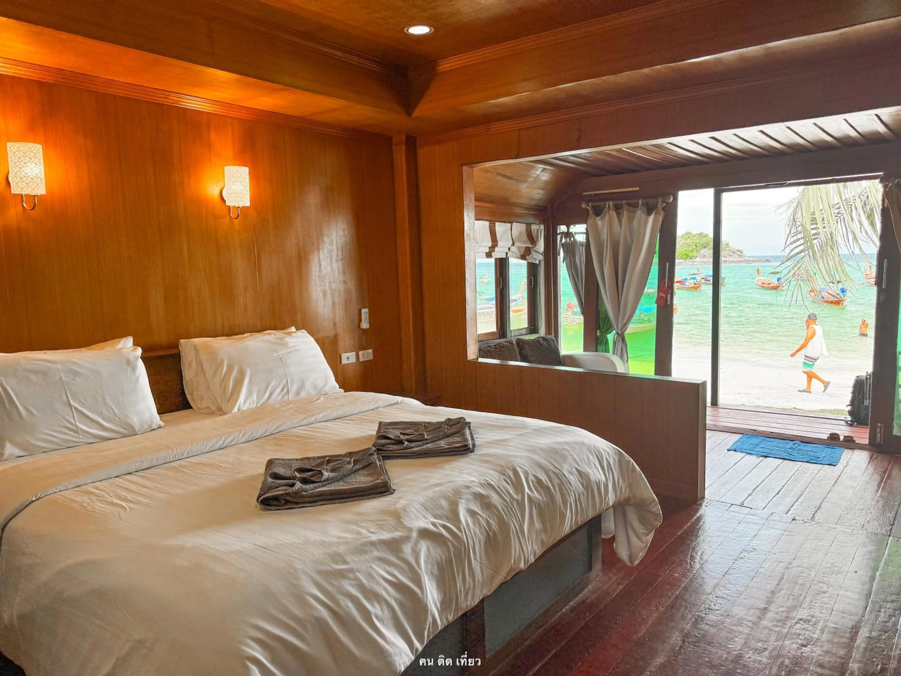 Bed in Lipe Power Beach Resort