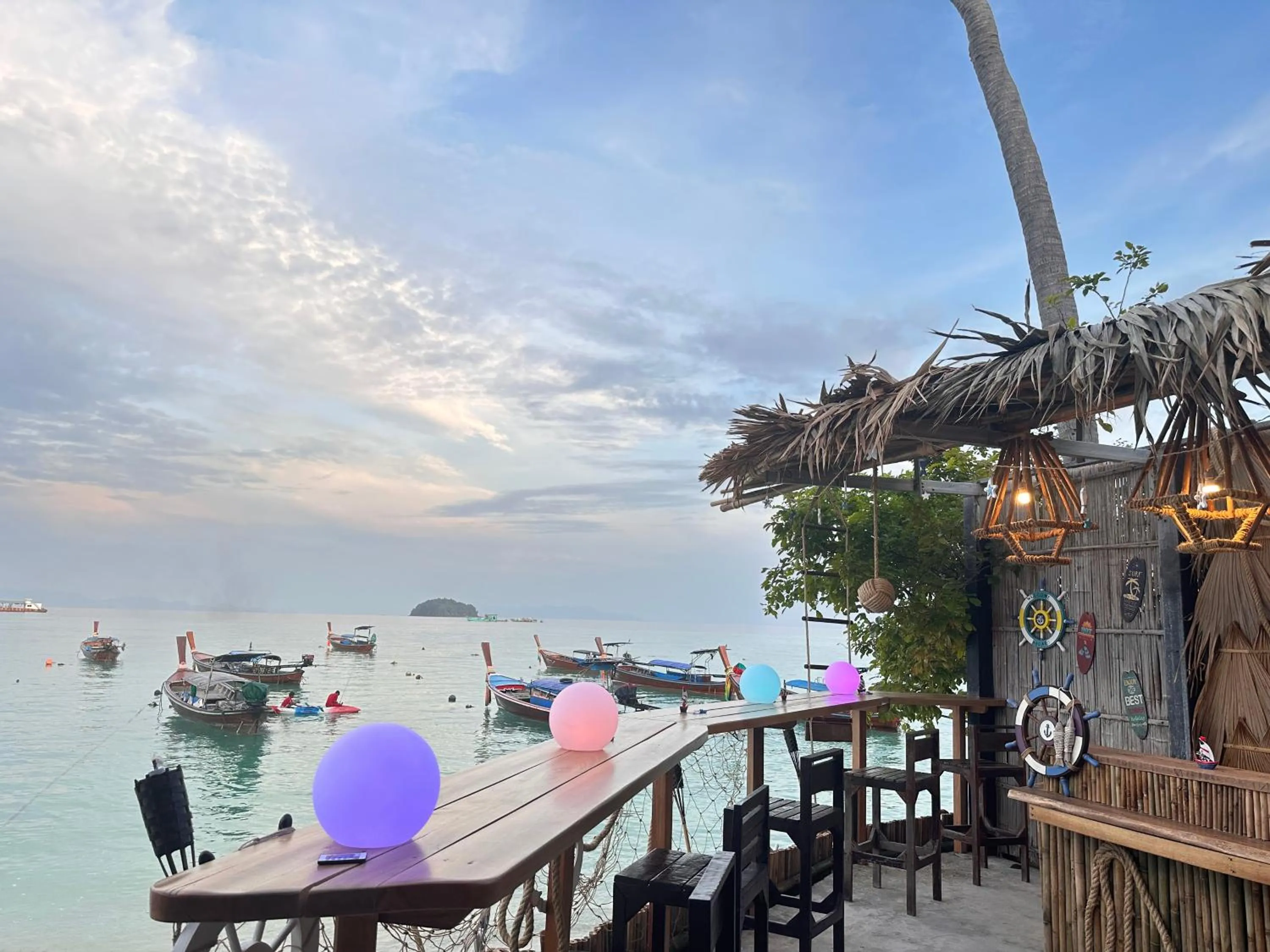 Restaurant/places to eat in Lipe Power Beach Resort