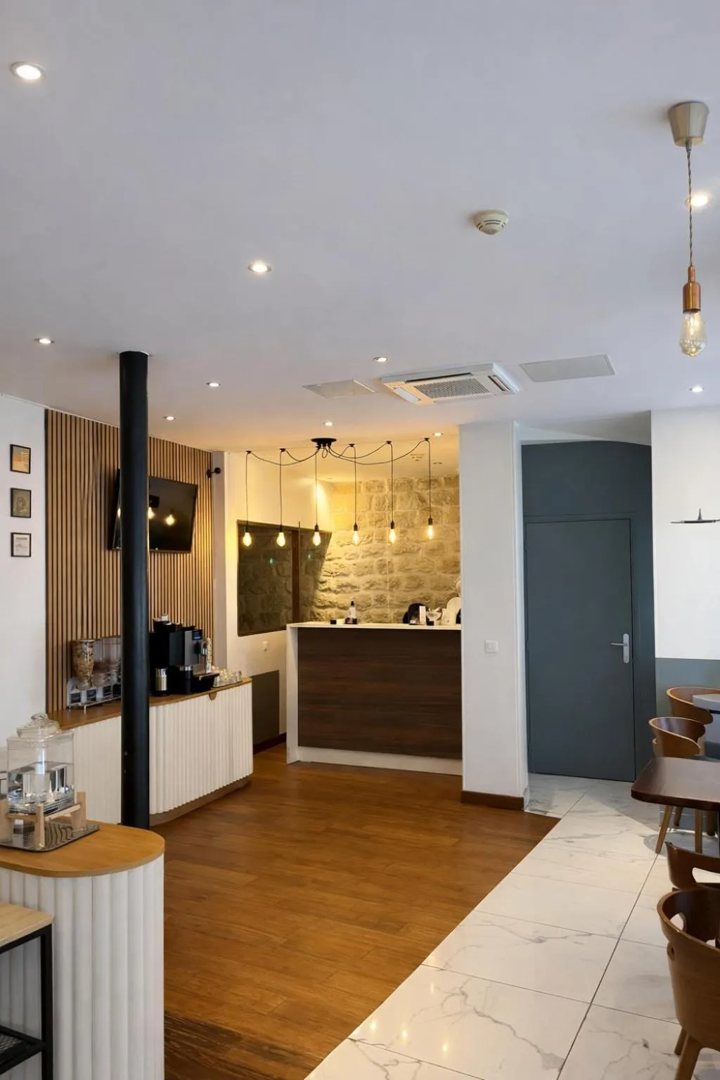 Lobby or reception in Hôtel Tilde