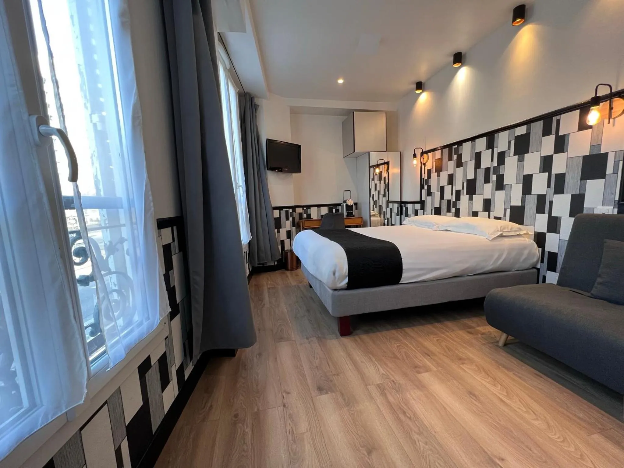 Photo of the whole room, Bed in Hôtel Tilde