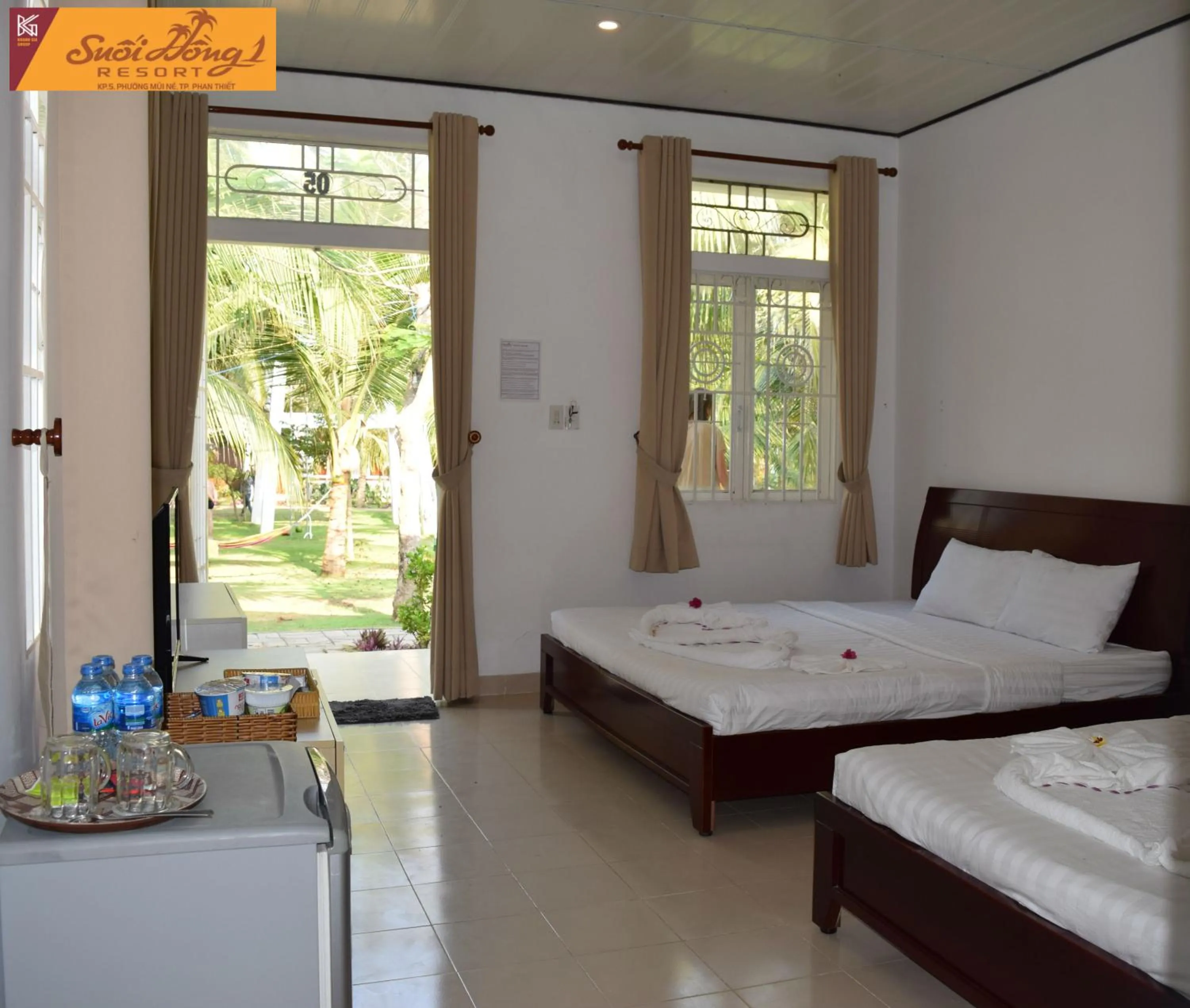 Photo of the whole room, Bed in Suoi Hong Resort