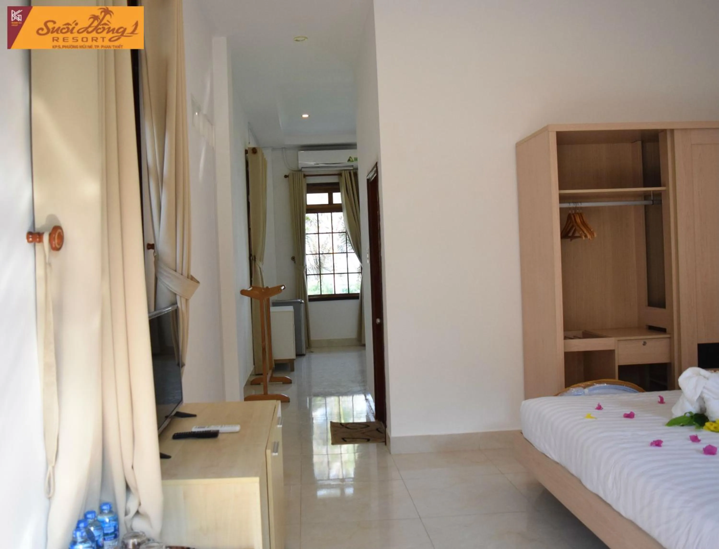 Photo of the whole room, Bed in Suoi Hong Resort