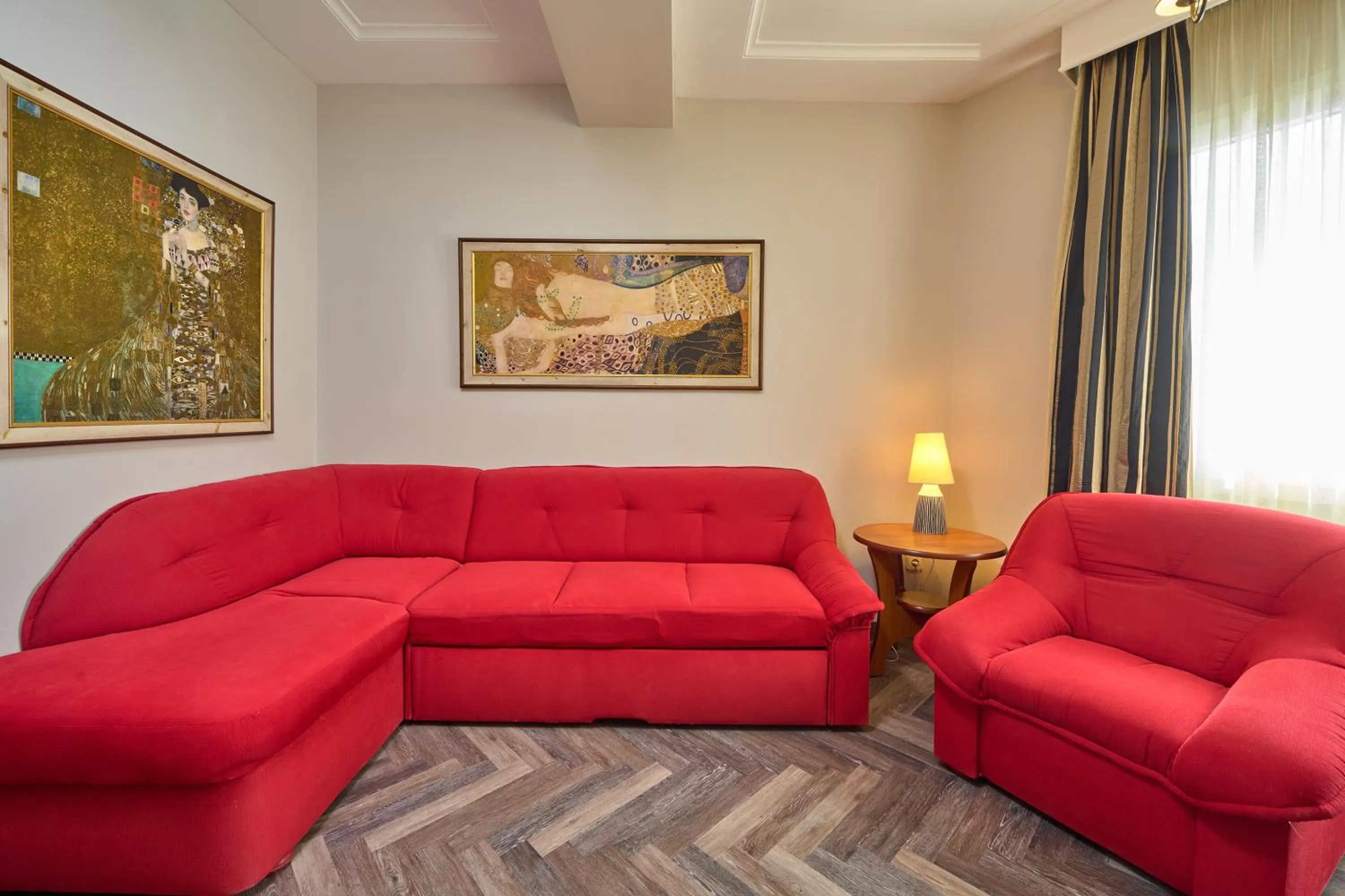 Living room in Iris Hotel