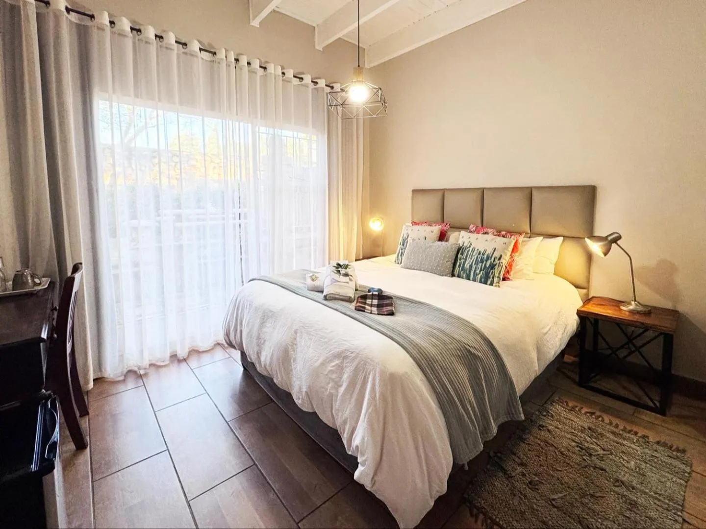 Photo of the whole room, Bed in 59 On True North Guest Rooms