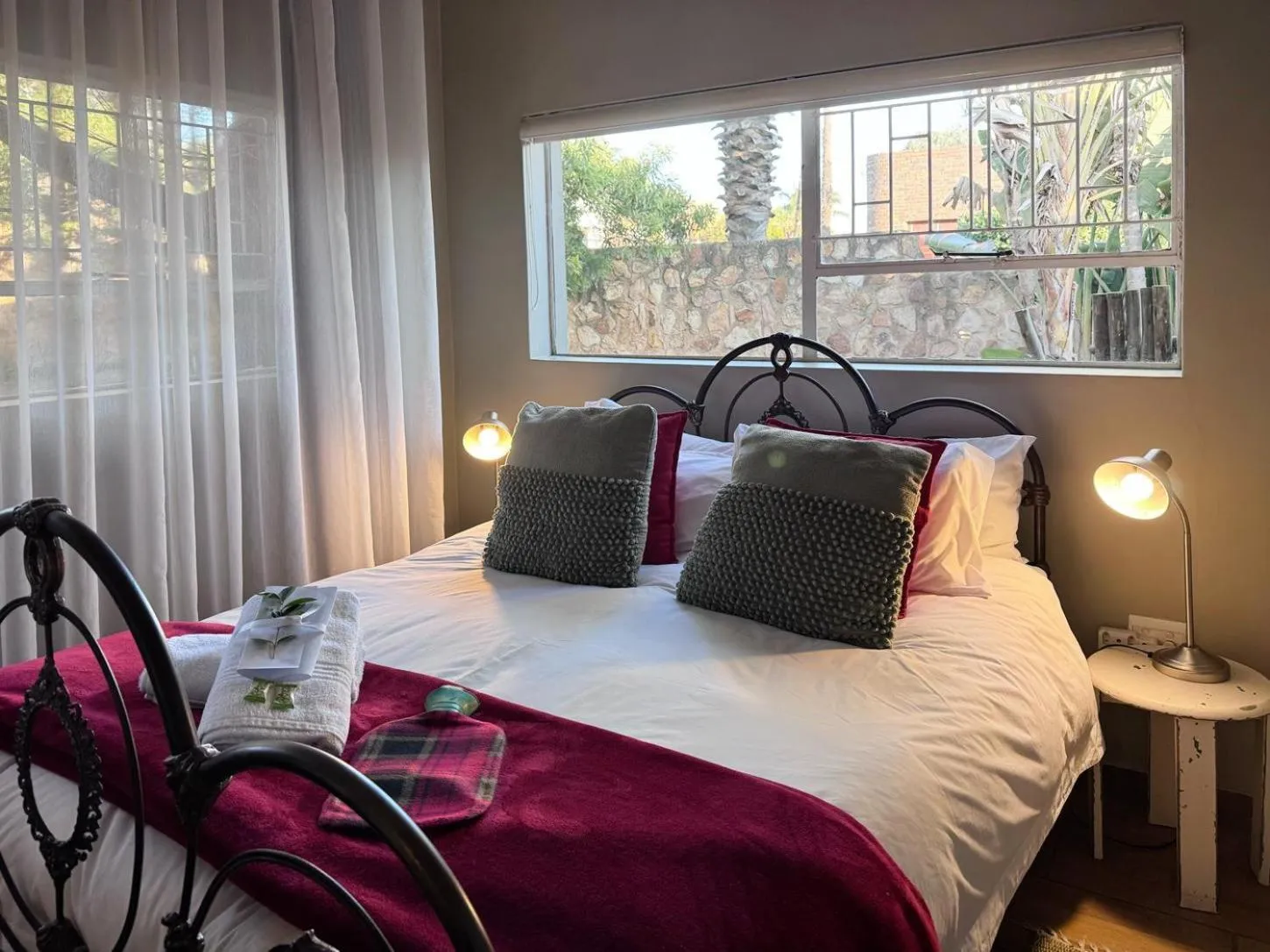 Photo of the whole room, Bed in 59 On True North Guest Rooms