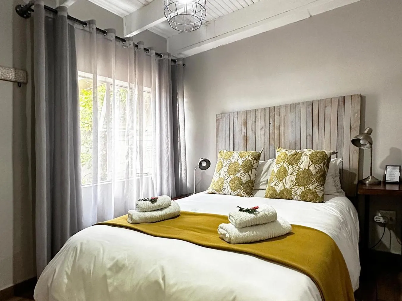 Photo of the whole room, Bed in 59 On True North Guest Rooms