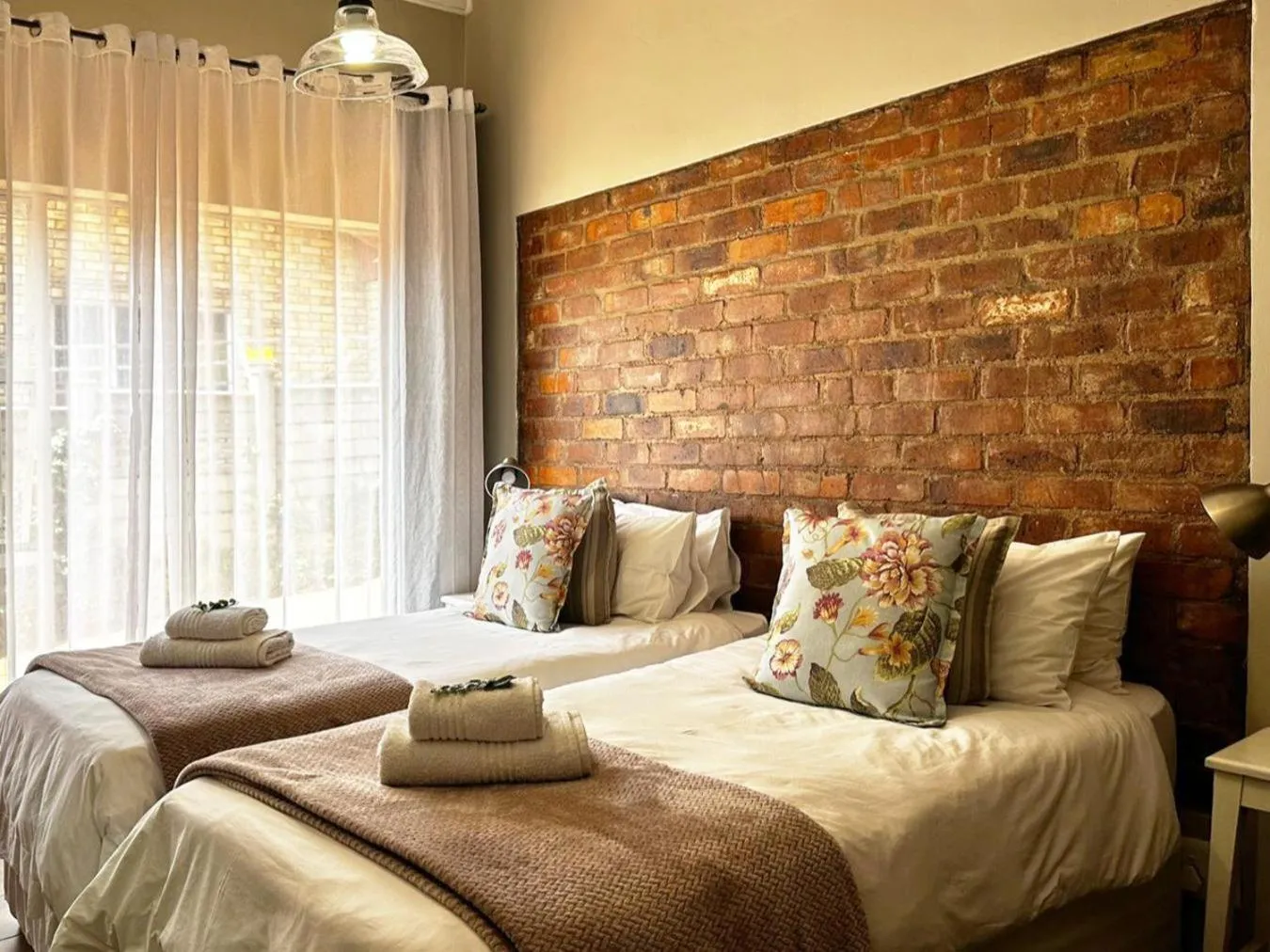 Photo of the whole room, Bed in 59 On True North Guest Rooms