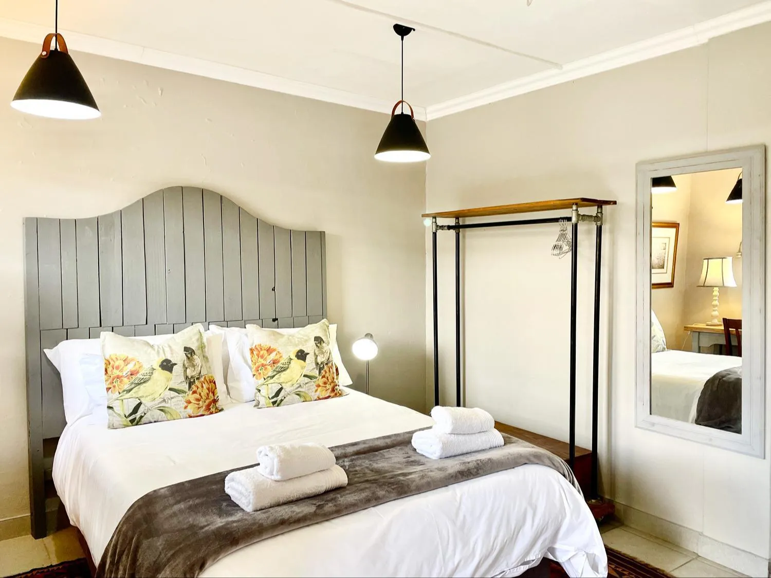 Photo of the whole room, Bed in 59 On True North Guest Rooms