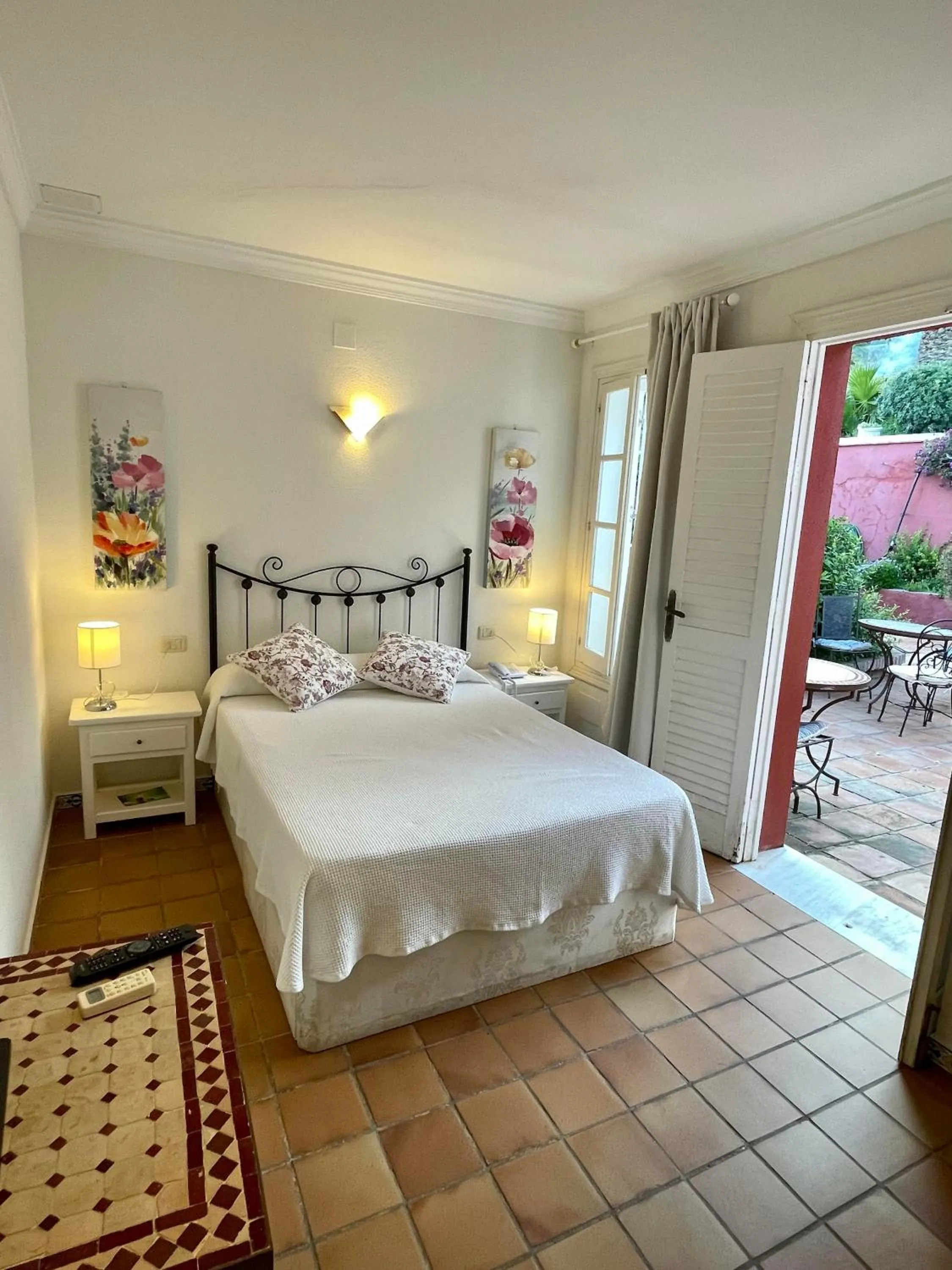 Patio, Bed in Hotel La Peña