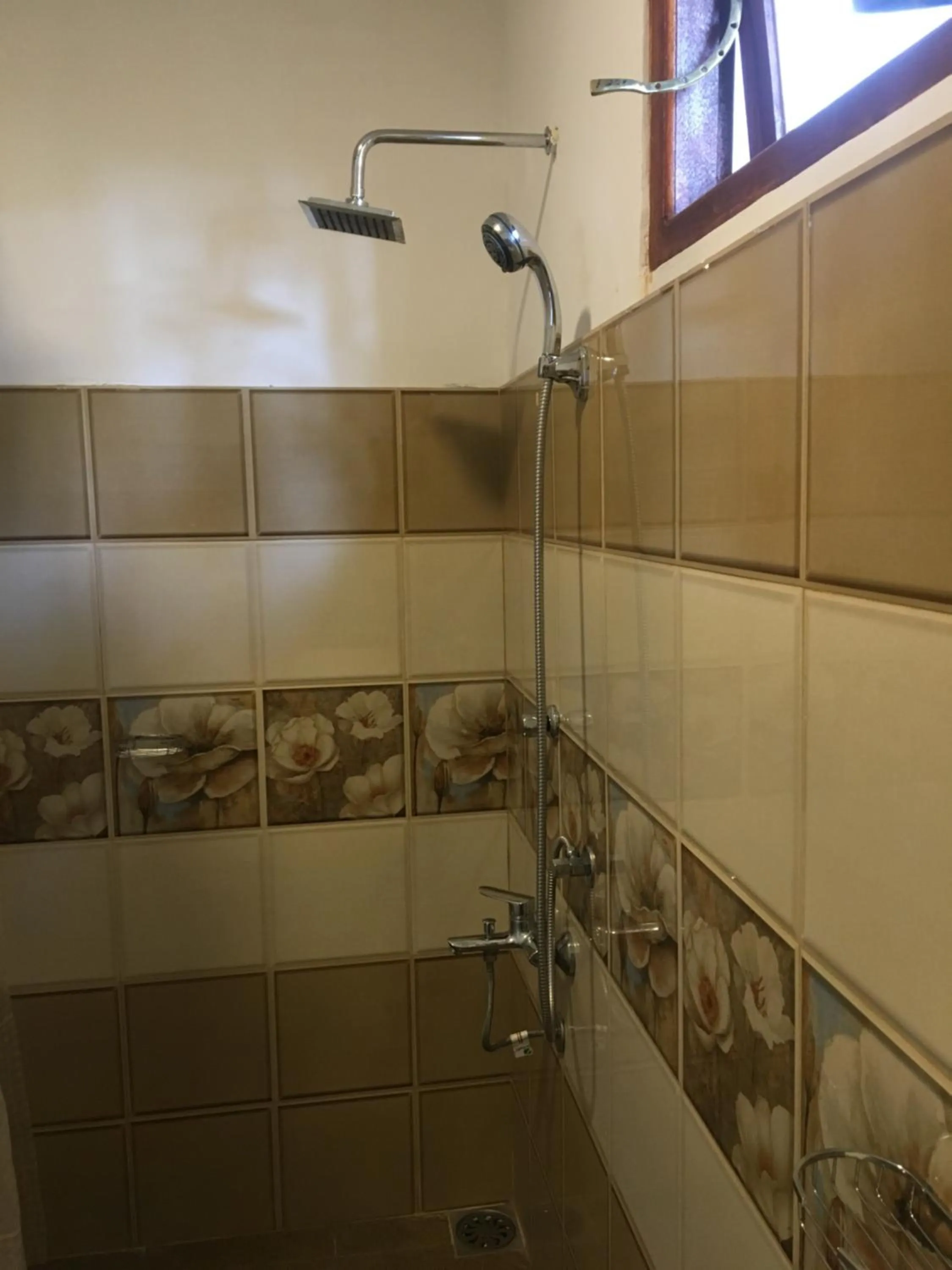 Shower in Ella Red Rock