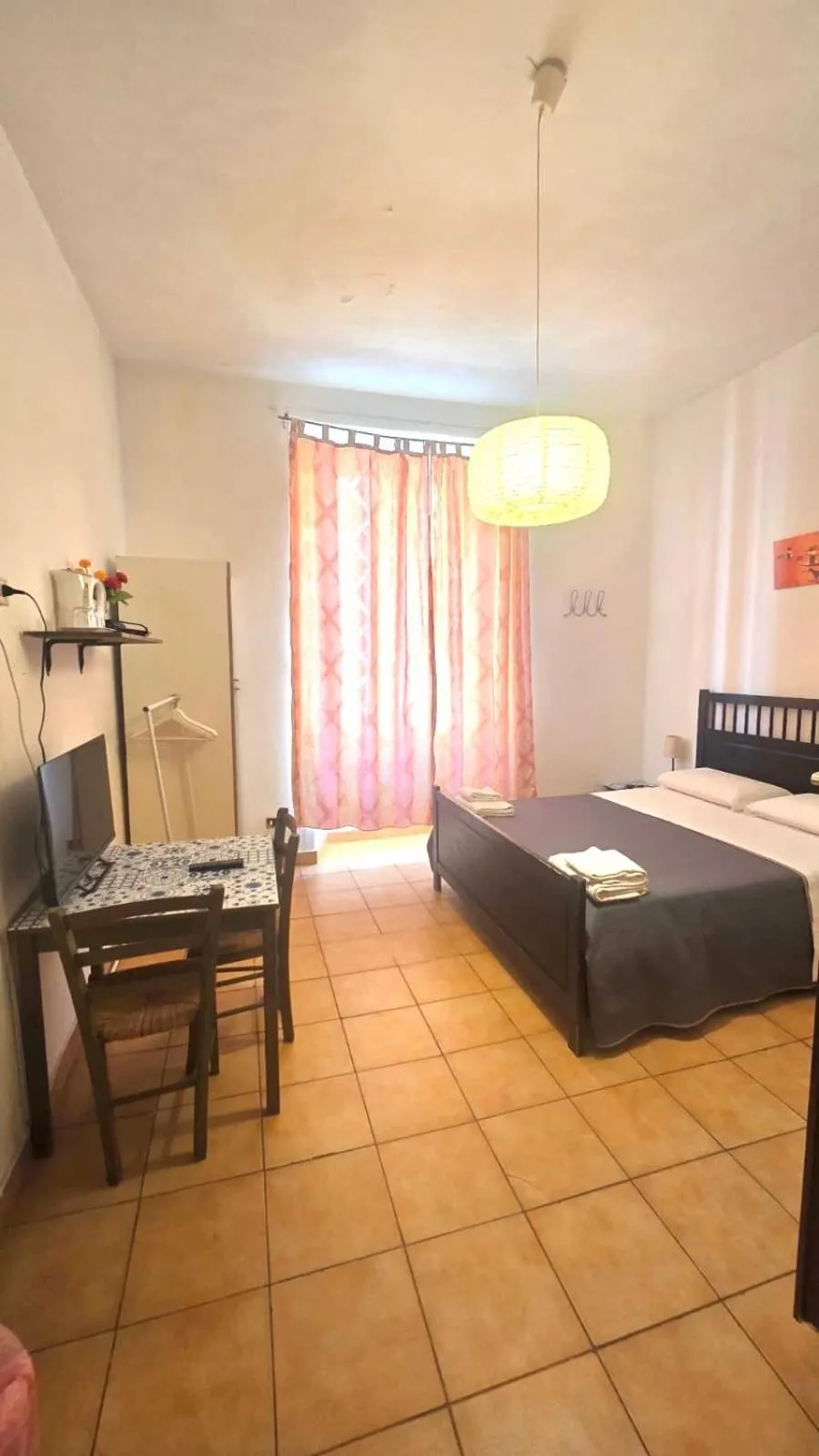 Bed in Meltin' Rome Guest House