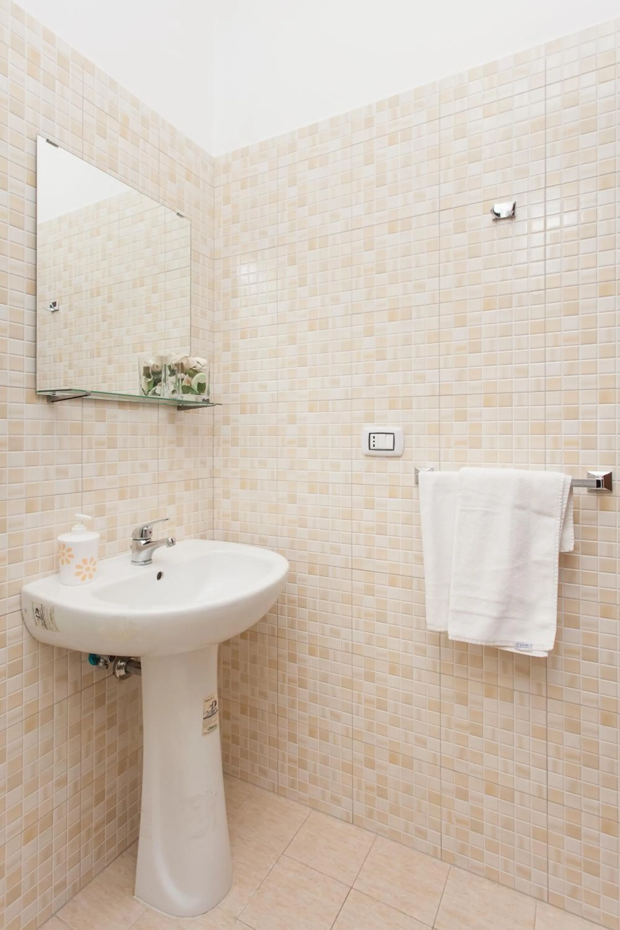 Toilet in Meltin' Rome Guest House