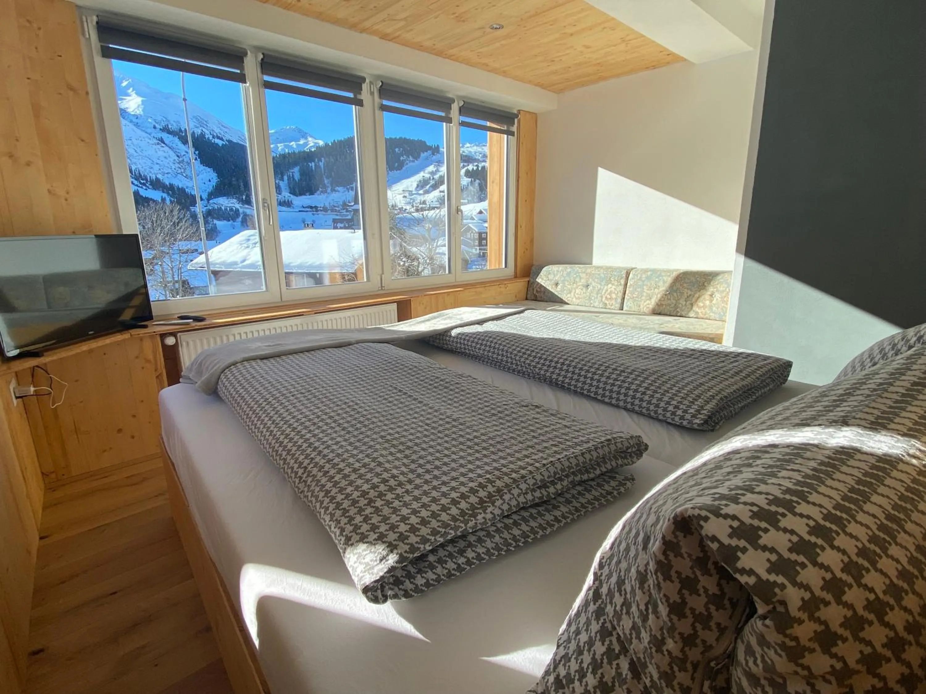 Photo of the whole room, Bed in Mountain Lodge Sedrun