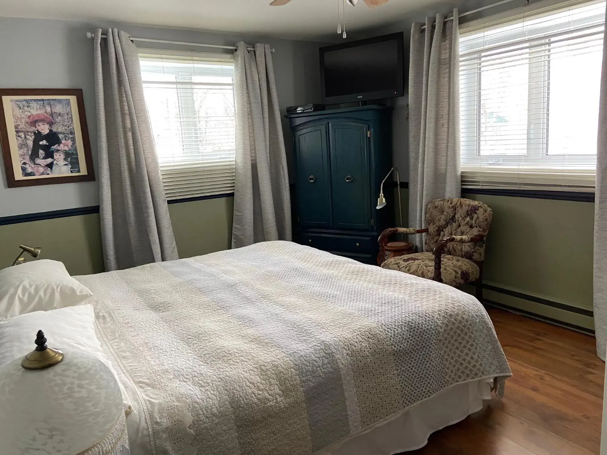 Double Room with Private Bathroom in Gite Chute Couette Cafe Double Room with Private Bathroom in Gite Chute Couette Cafe