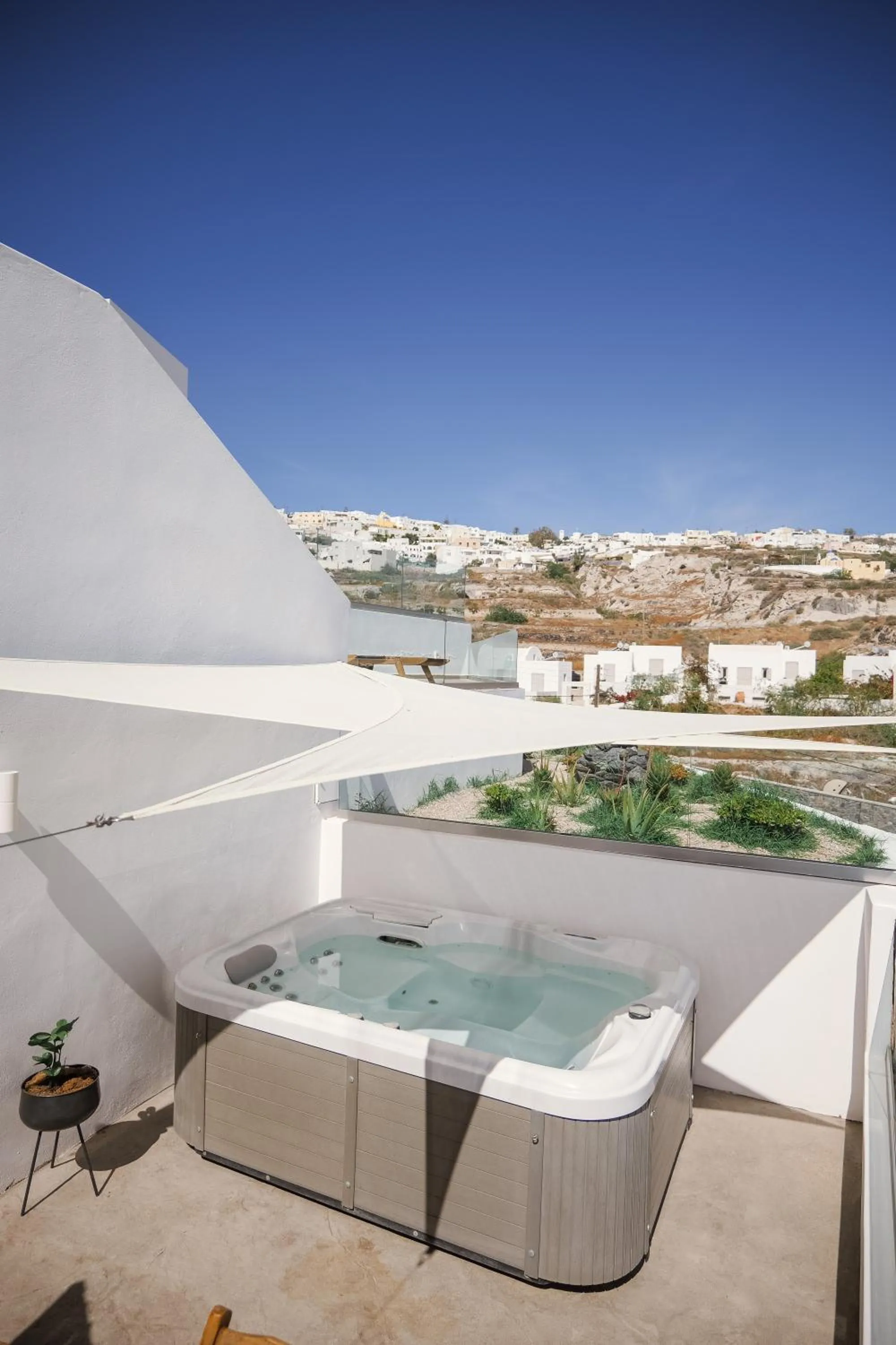 Hot Tub in Valery Suites