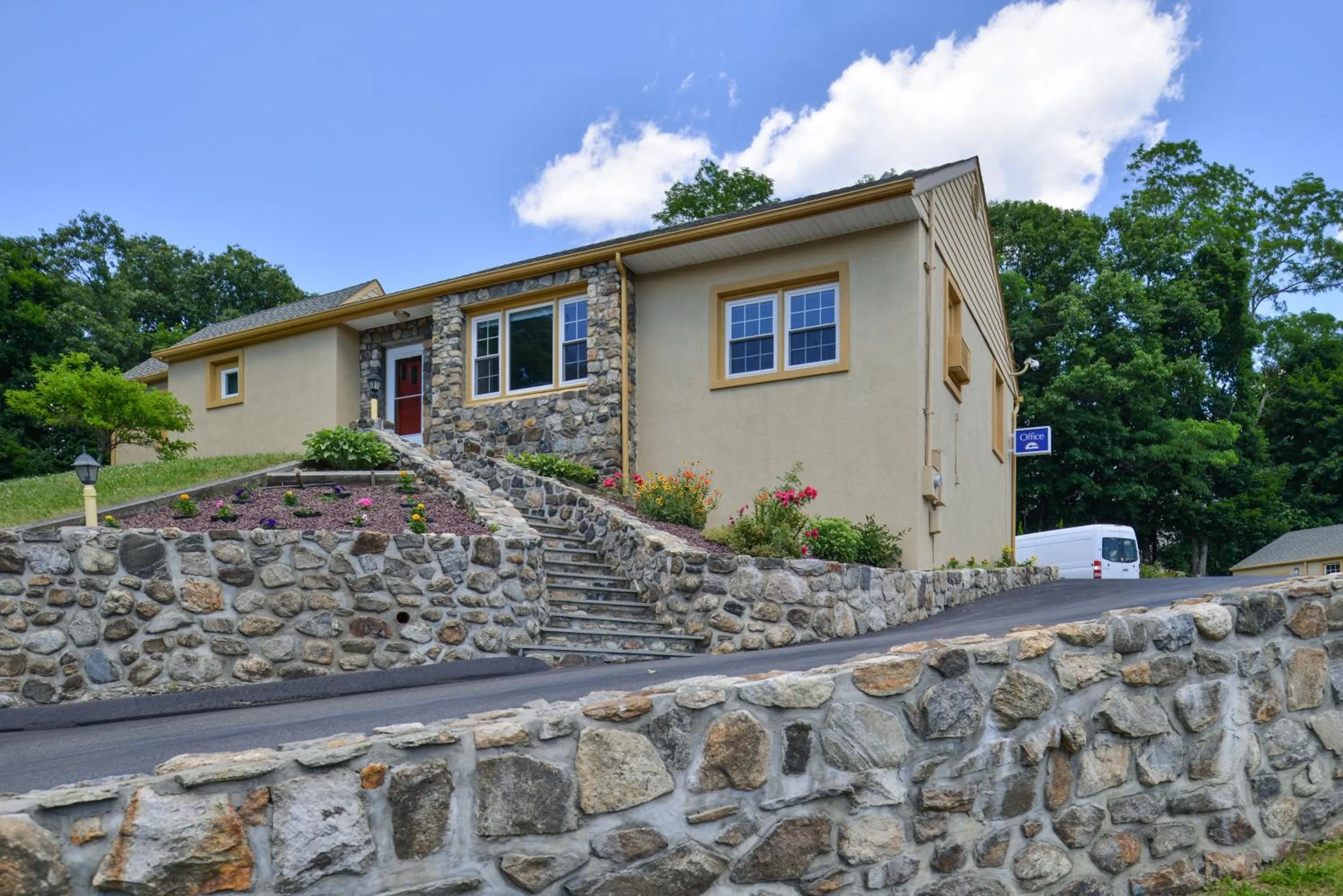 Day in Golden Hill Inn-Danbury