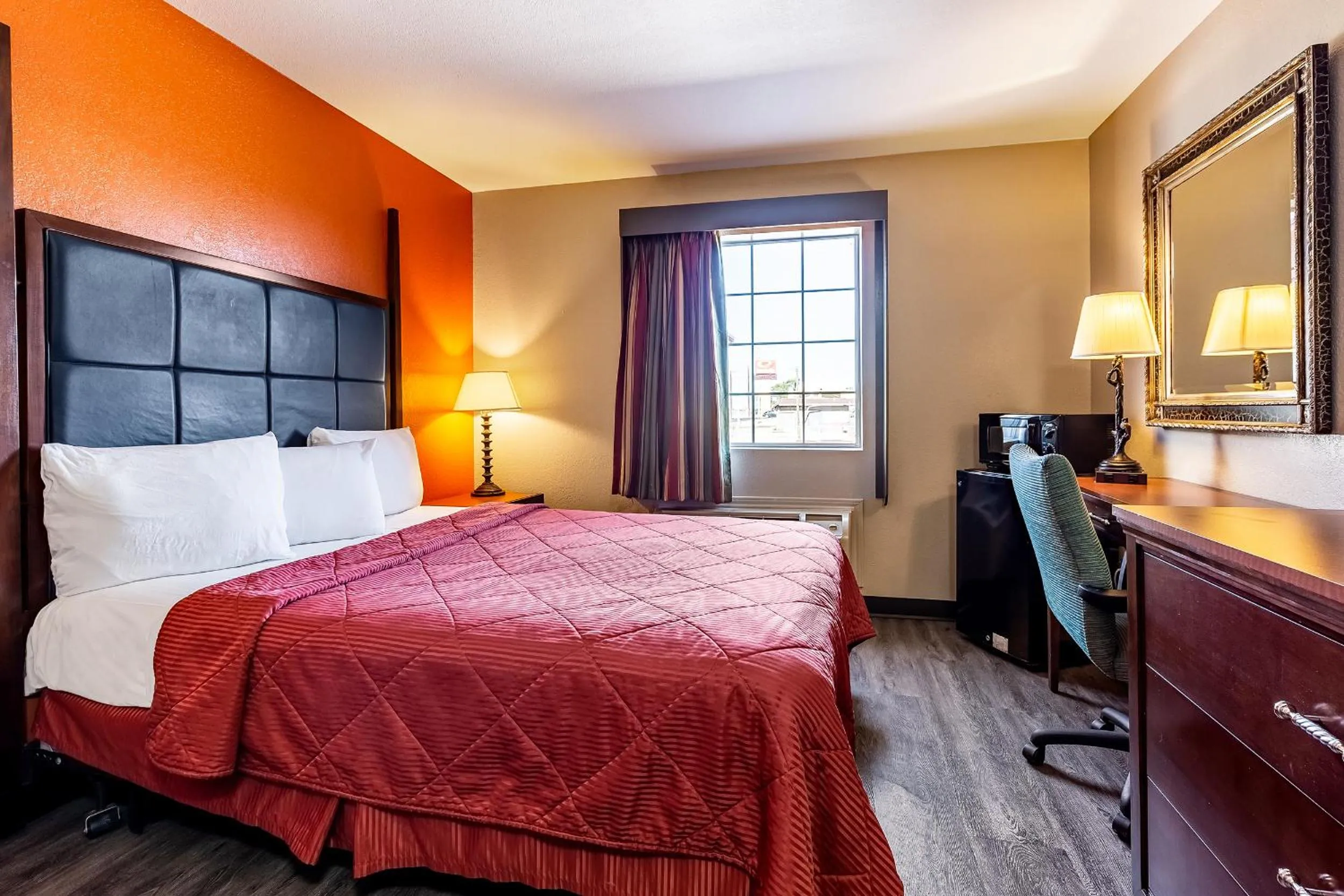 Bedroom, Bed in Americas Best Value Inn - Temple