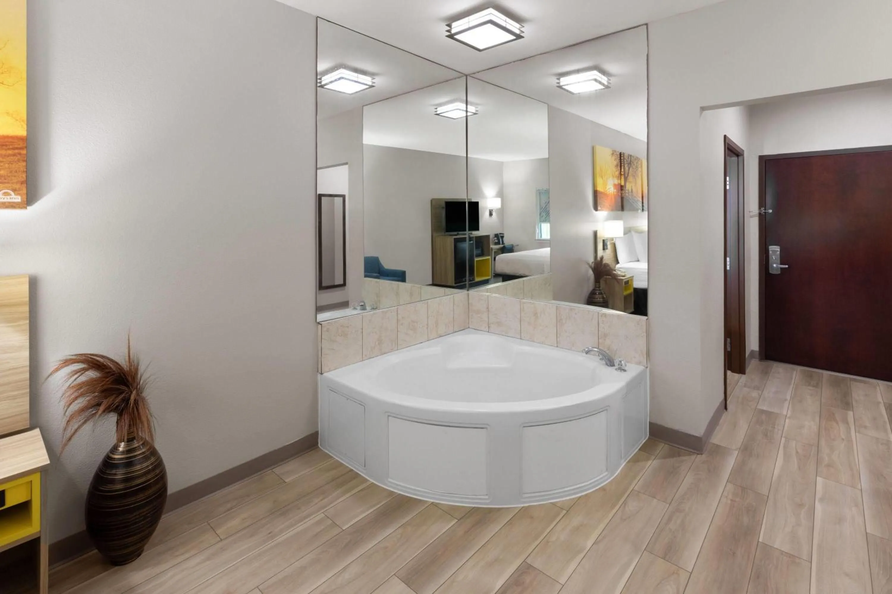 Bath in Days Inn & Suites by Wyndham Sam Houston Tollway