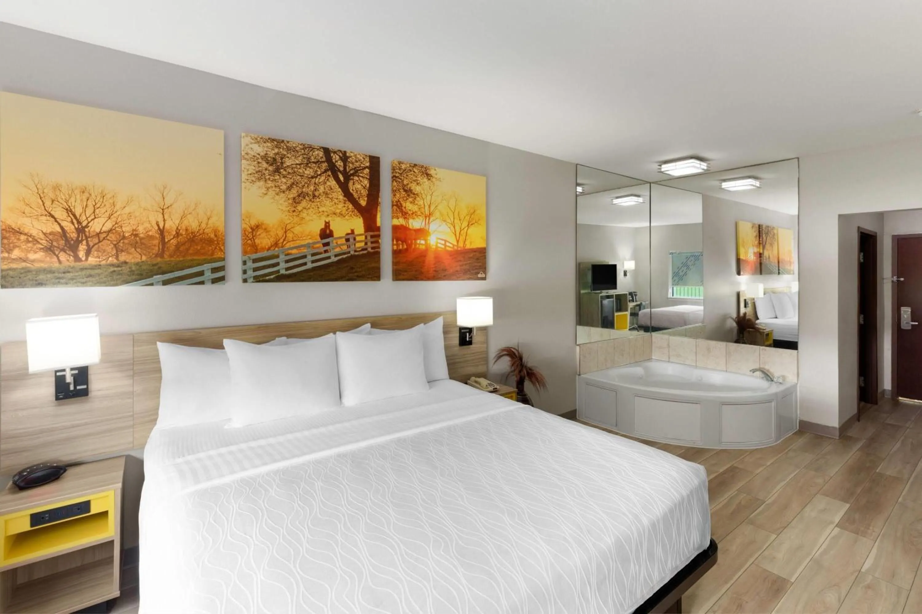 Bath, Bed in Days Inn & Suites by Wyndham Sam Houston Tollway