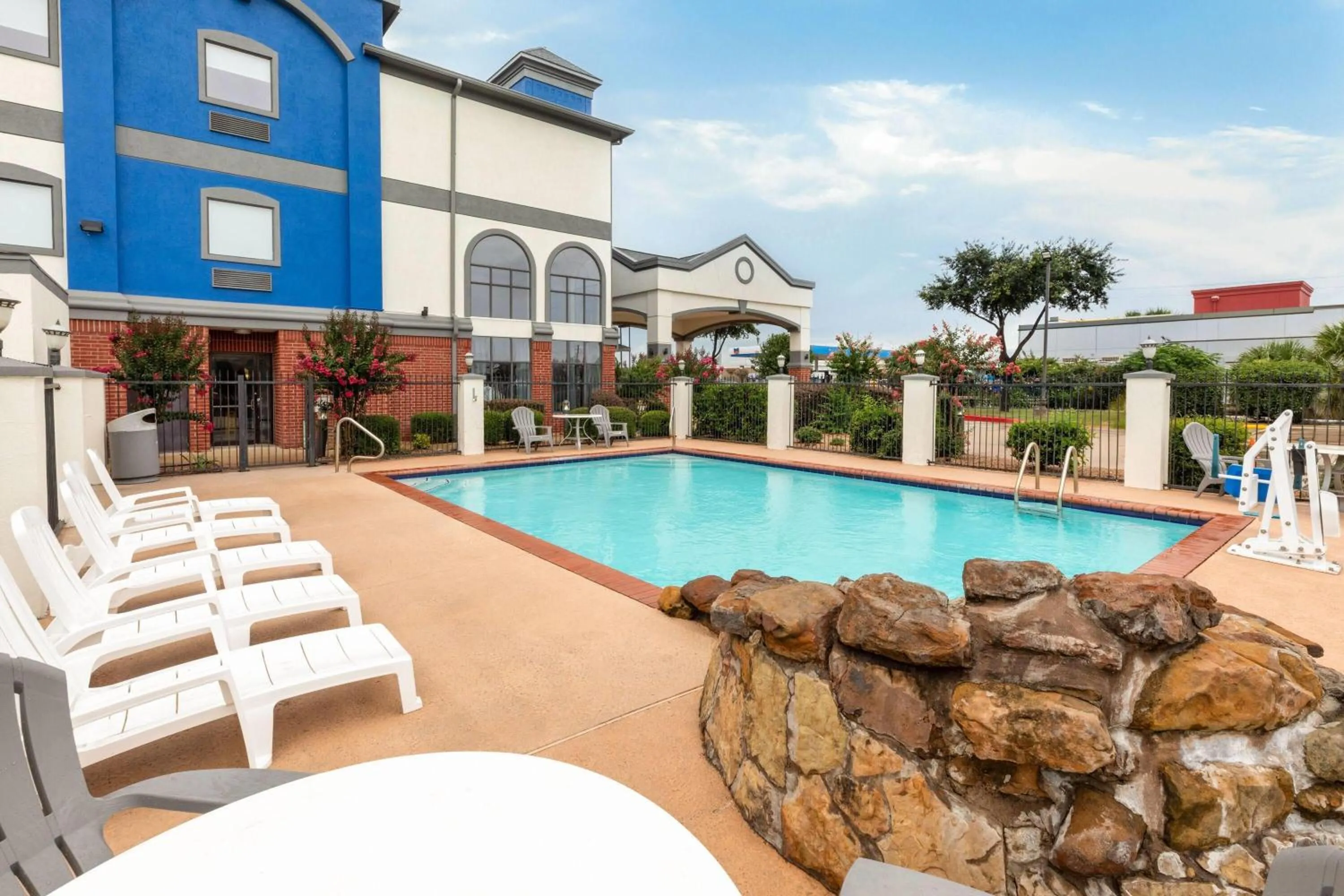 Swimming pool in Days Inn & Suites by Wyndham Sam Houston Tollway