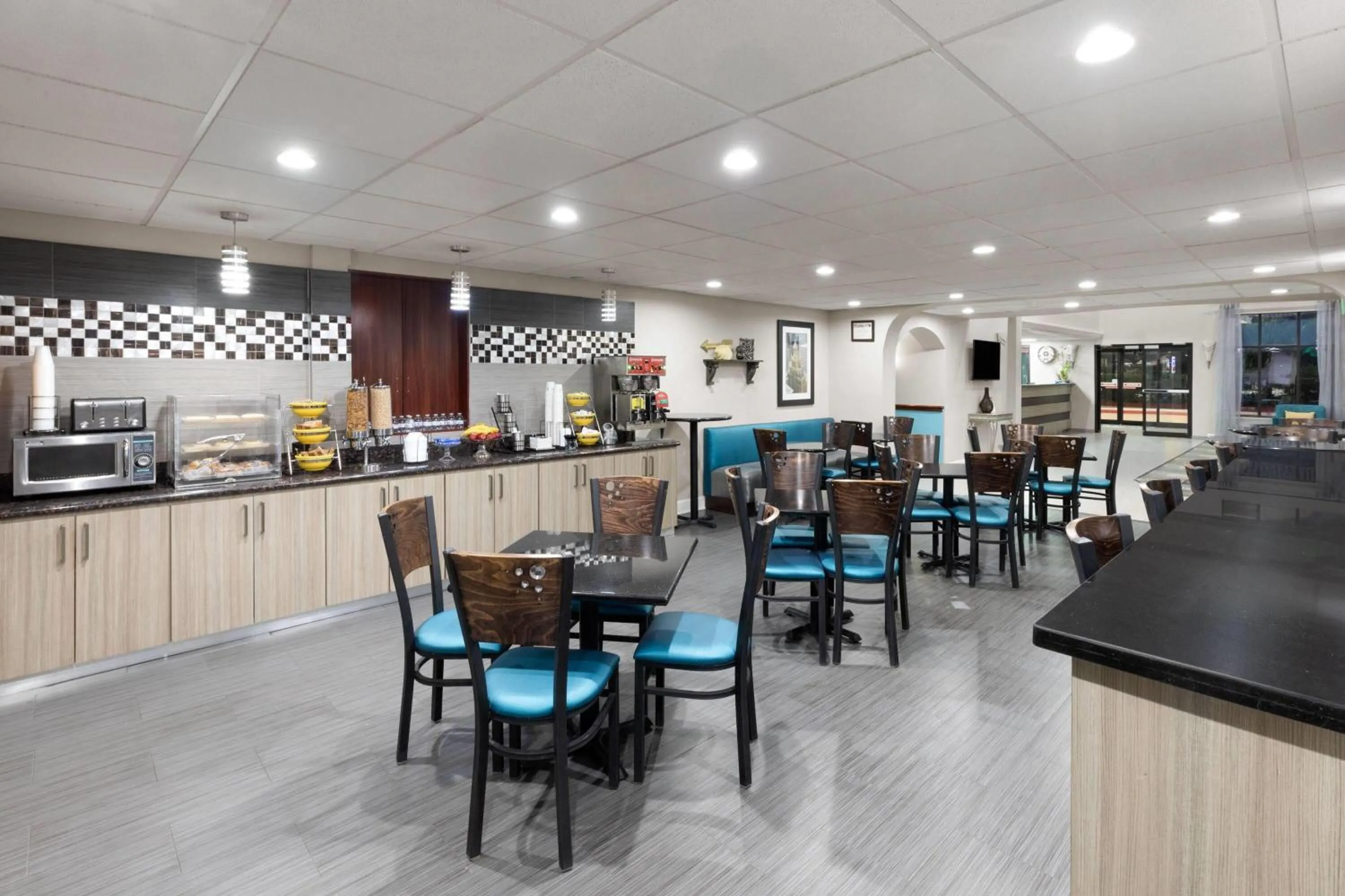 Breakfast in Days Inn & Suites by Wyndham Sam Houston Tollway