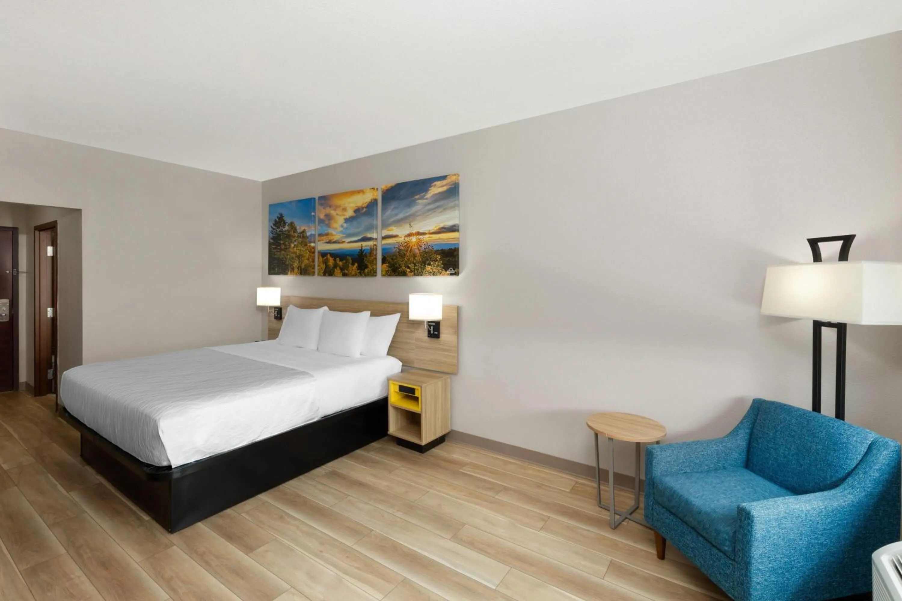Photo of the whole room, Bed in Days Inn & Suites by Wyndham Sam Houston Tollway