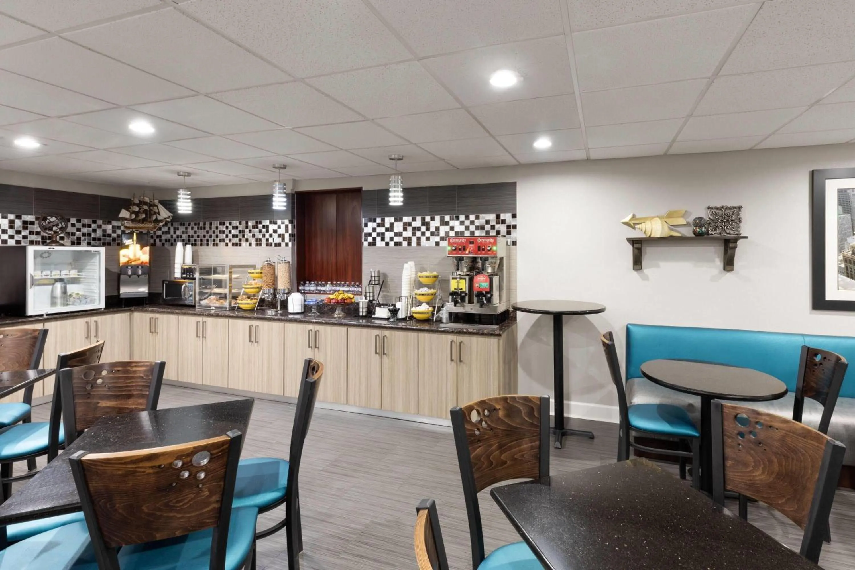 Breakfast in Days Inn & Suites by Wyndham Sam Houston Tollway