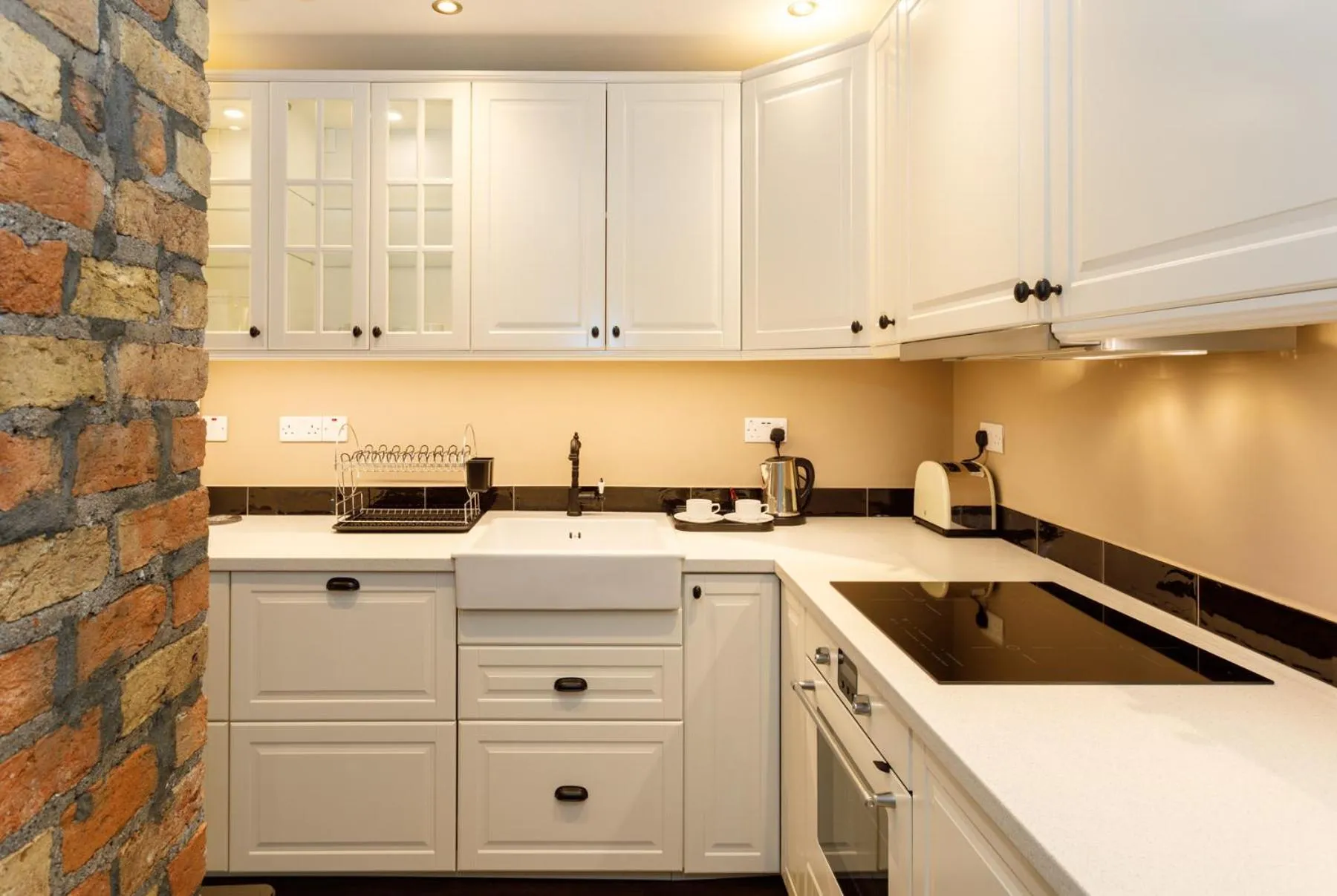 Kitchen or kitchenette in Molloys Apartments