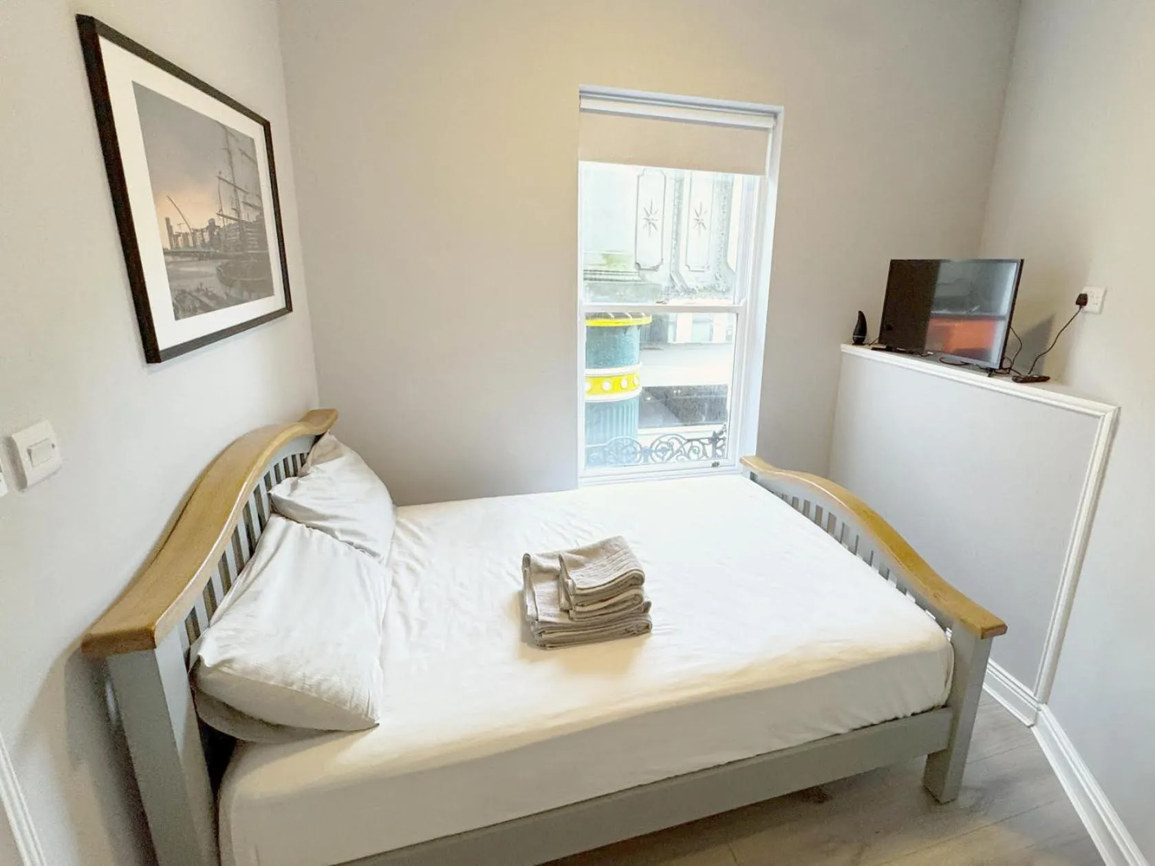 Bedroom, Bed in Molloys Apartments